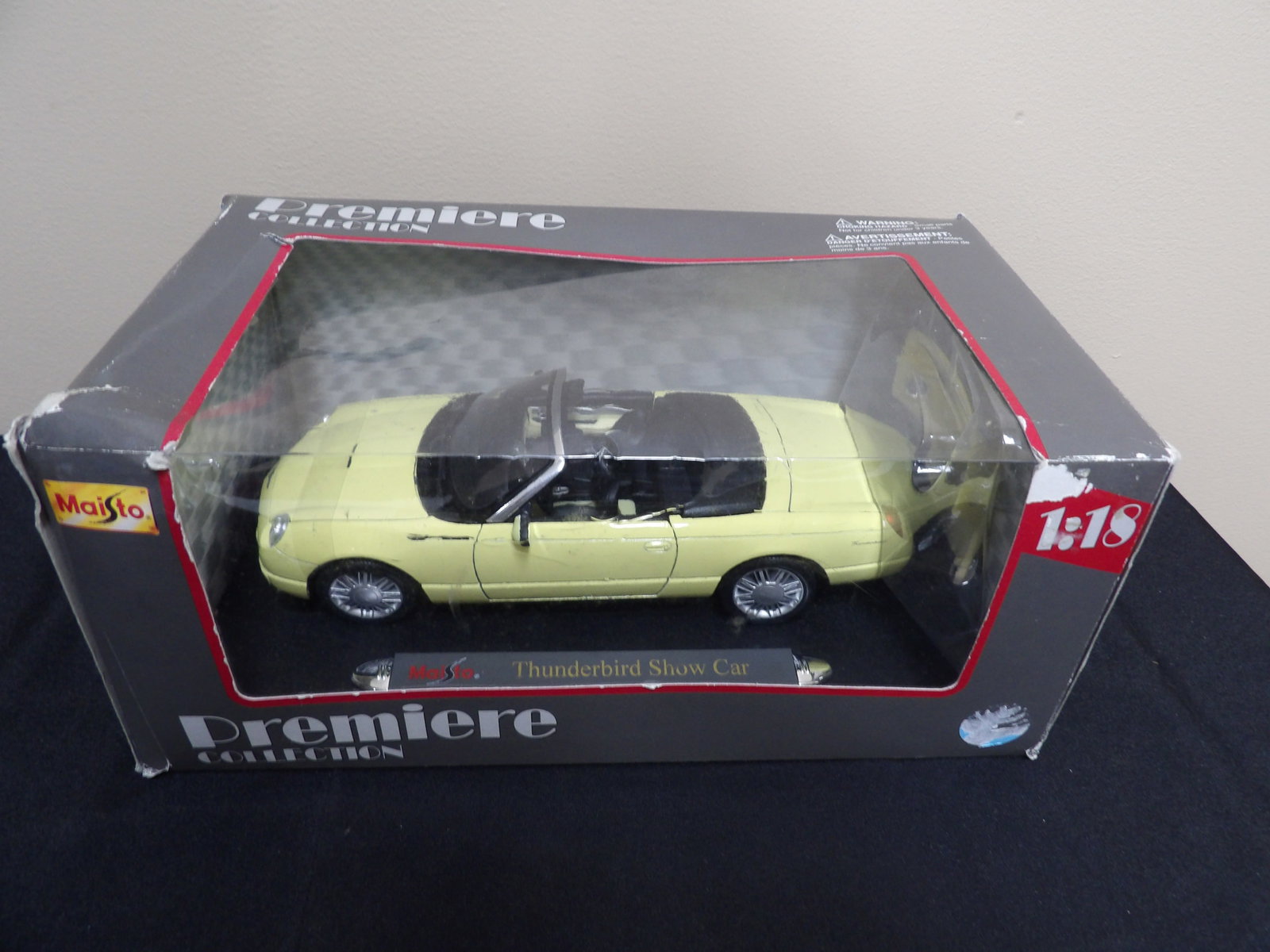 Maisto premiere collection 1:18 Thunderbird show car (1 of 7)