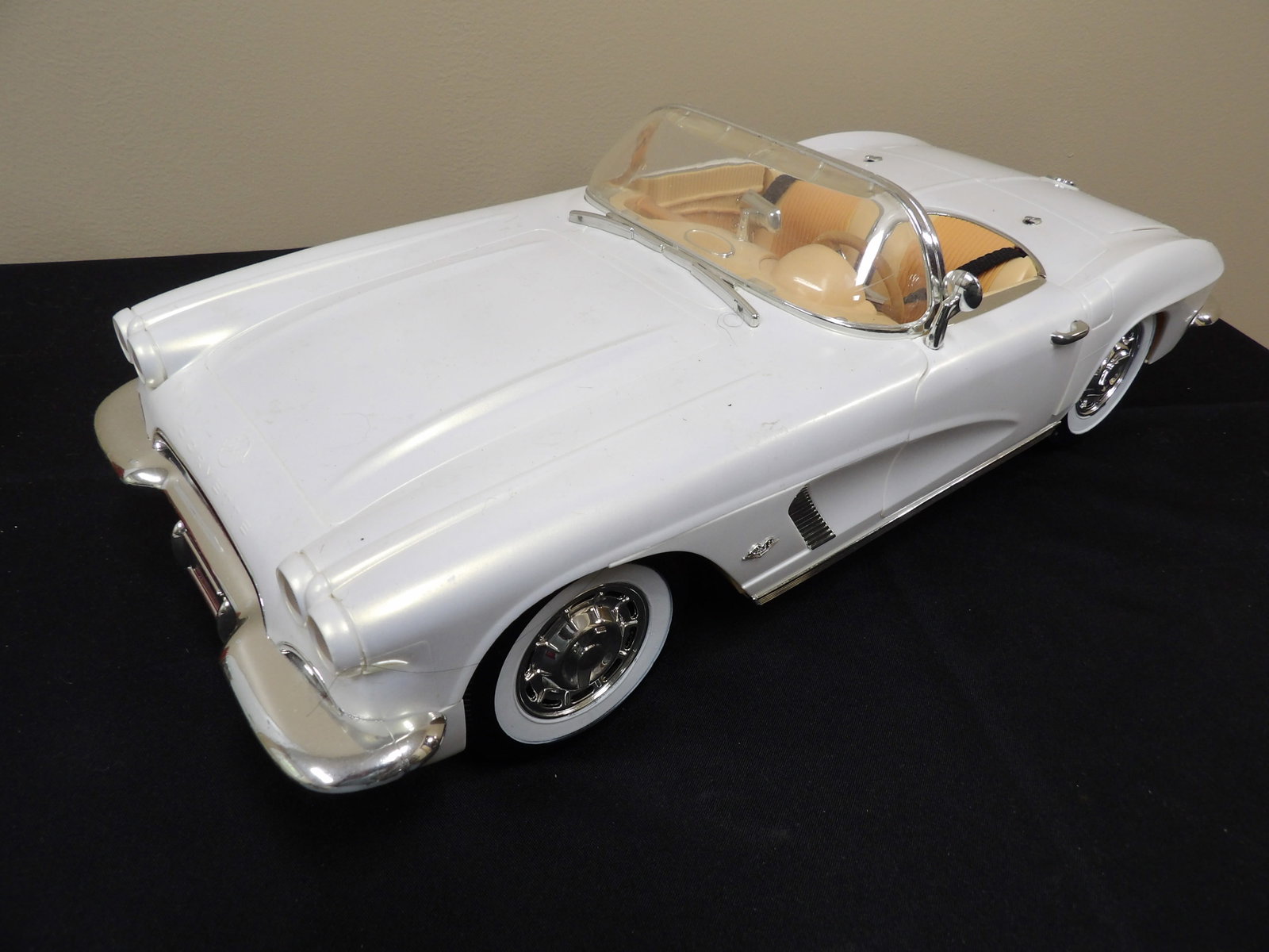 Bratz 1962 Chevrolet Corvette remote controlled car Girlz Really Rock collection: 18.5 inches length.