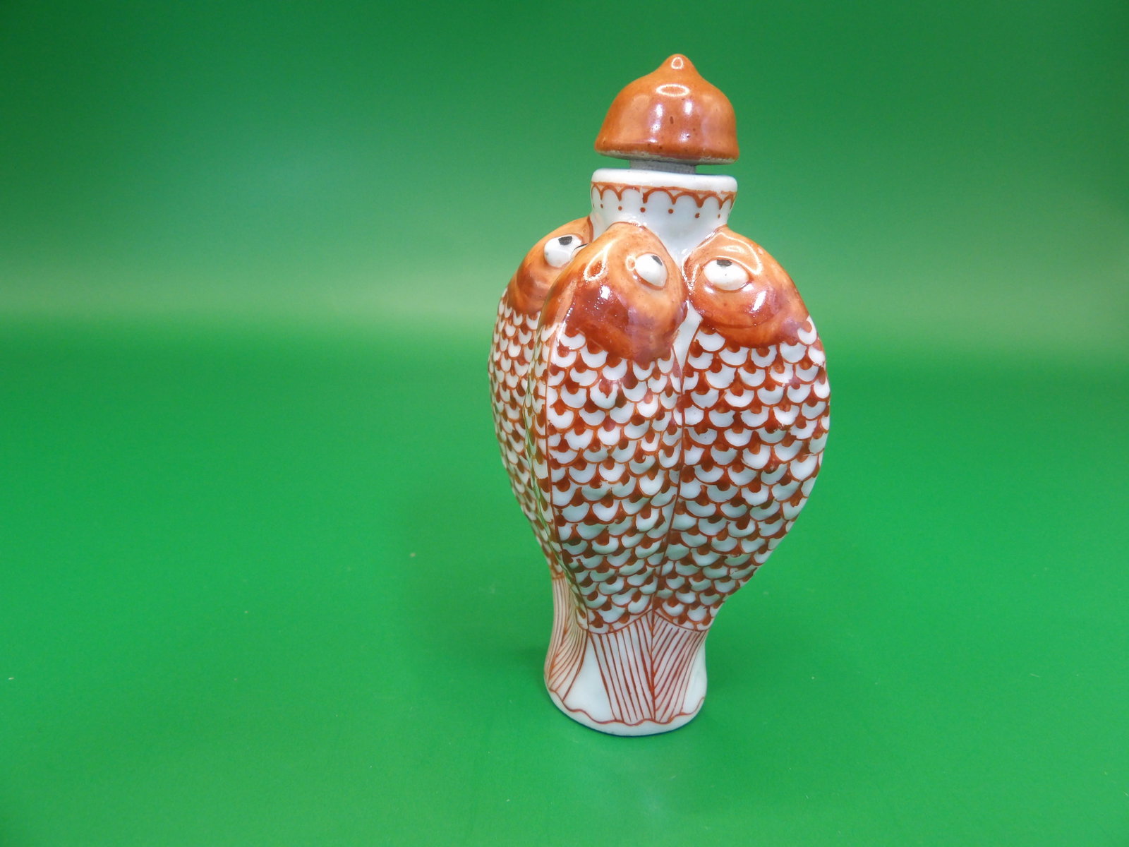 Chinese molded porcelain snuff bottle with 4 fish motif signed Gu Yue Xuan: 3 inches height.