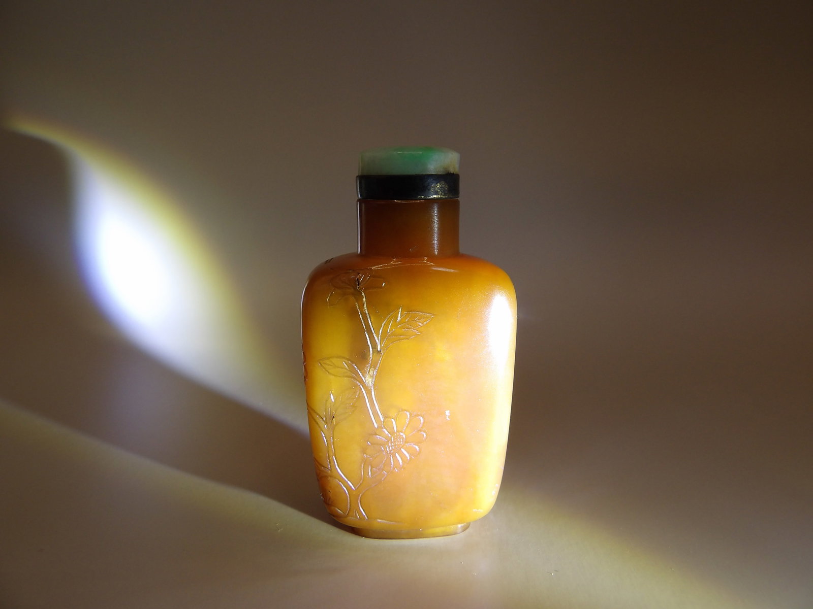 fine Chinese russet jade carved snuff bottle (1 of 7)