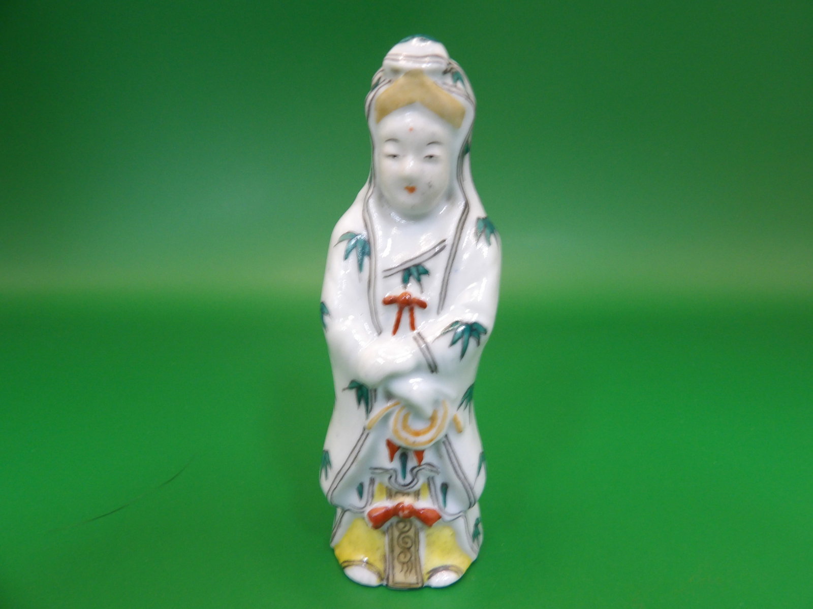 Chinese molded porcelain figural snuff bottle with Qing dynasty Guangxu mark: 3.1 inches height.