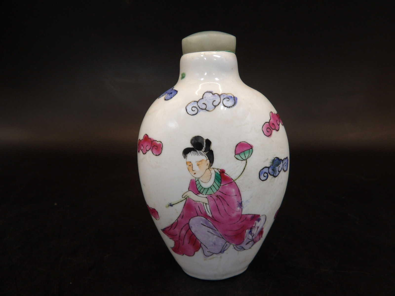 Chinese famille rose style porcelain snuff bottle with Qing dynasty Qianlong mark: 2.8 inches height.