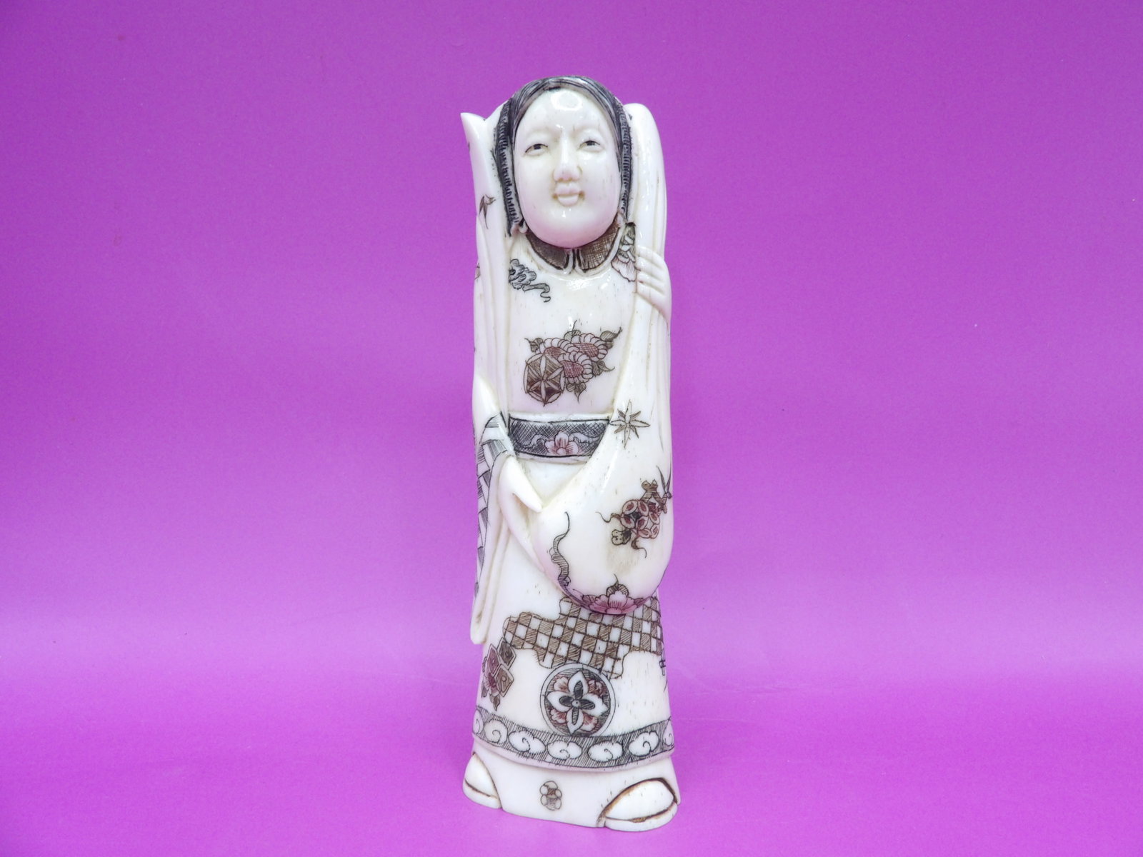 fine carved Japaneses woman's figurine signed on the bottom (1 of 6)