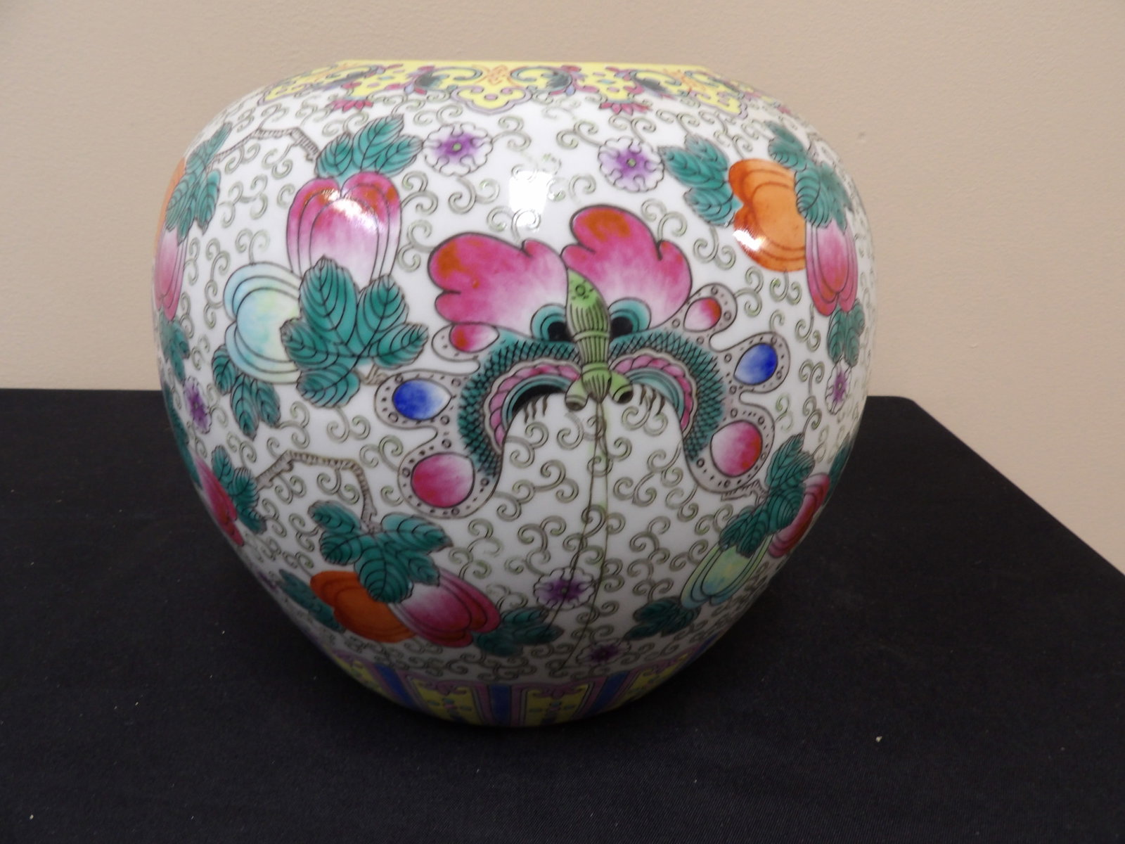 hand painted Chinese famille rose style butterfly melon jar: 7.5 inches height. We will inhouse ship items to you very affordable and efficient. Select self-arrange shipping.
