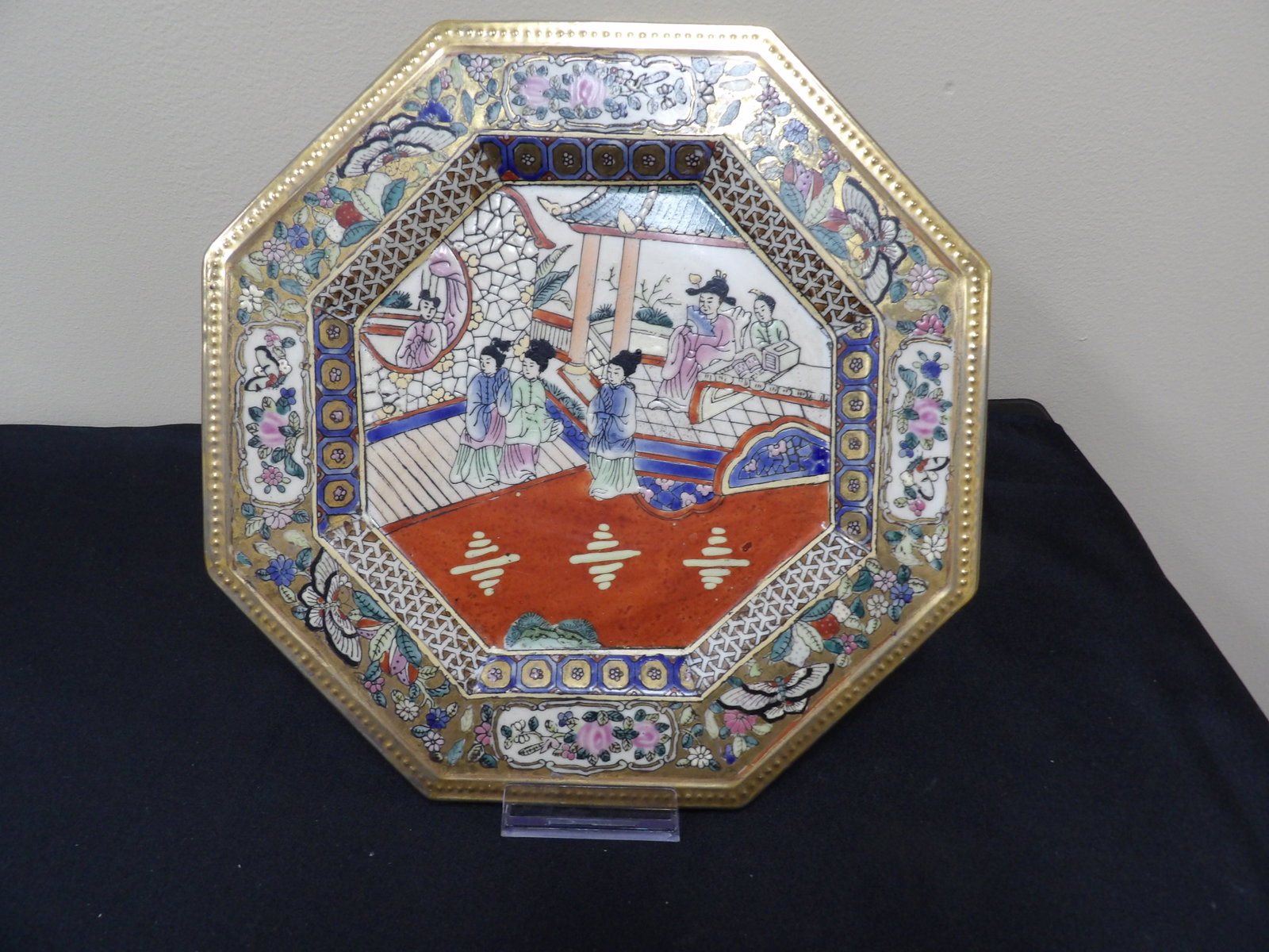 Chinese famille rose porcelain plate with gold rim: 10.1 inches length. We will inhouse ship items to you very affordable and efficient. Select self-arrange shipping.