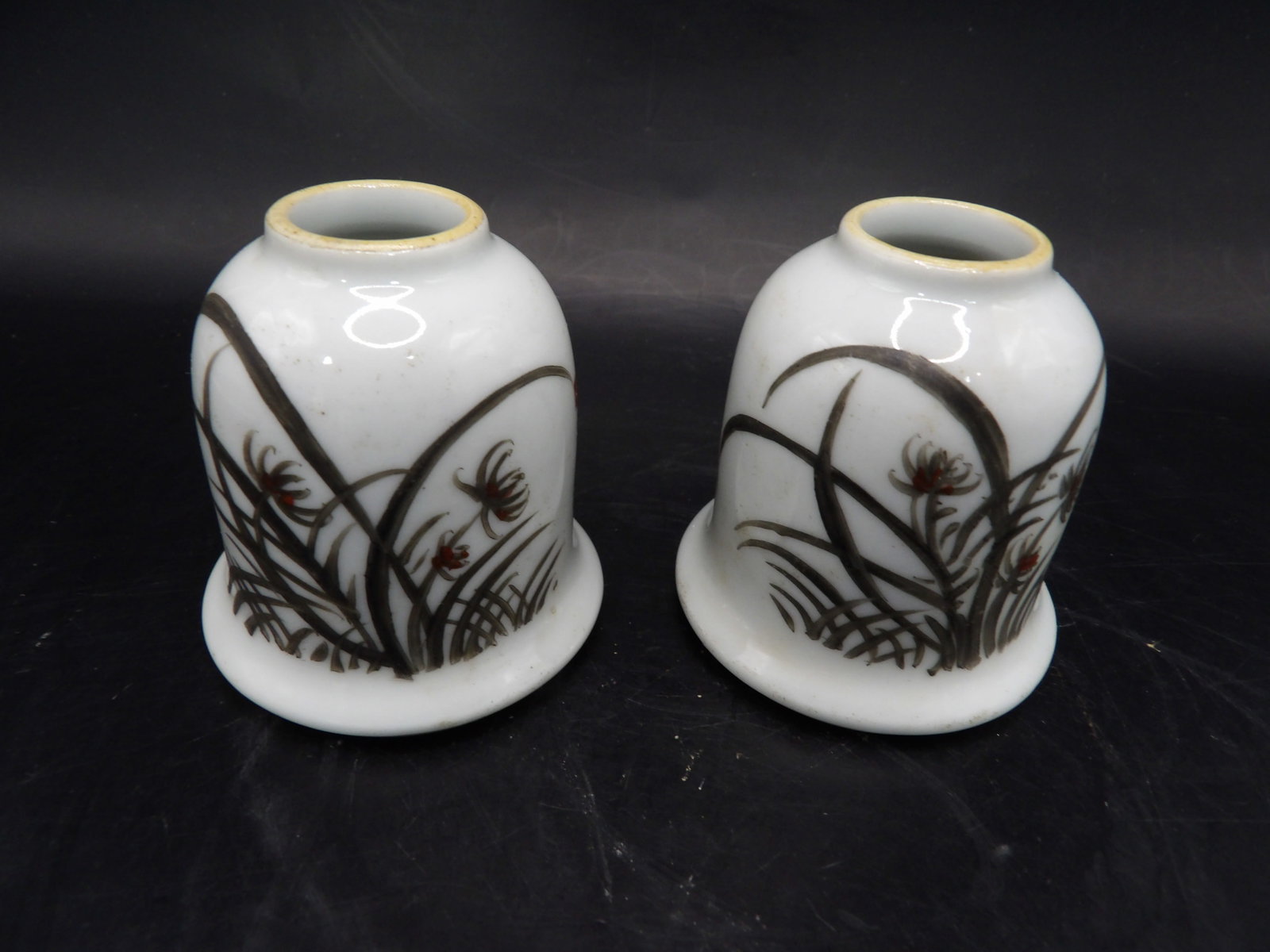 Lot of 2 hand painted Chinese porcelain water coupe with Qing dynasty Tongzhi mark: 2.3 inches height. We will inhouse ship items to you very affordable and efficient. Select self-arrange shipping.