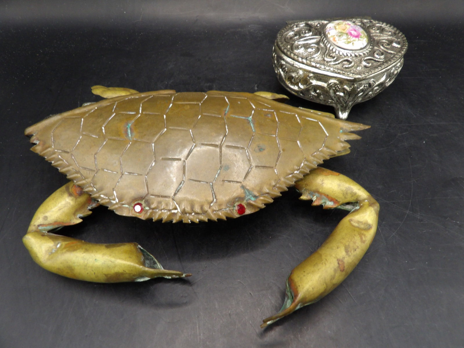lot of 2 vintage brass crab-shaped and metal heart-shaped trinket boxes: Crab box is 6.7 inches length. We will inhouse ship items to you very affordable and efficient. Select self-arrange shipping.