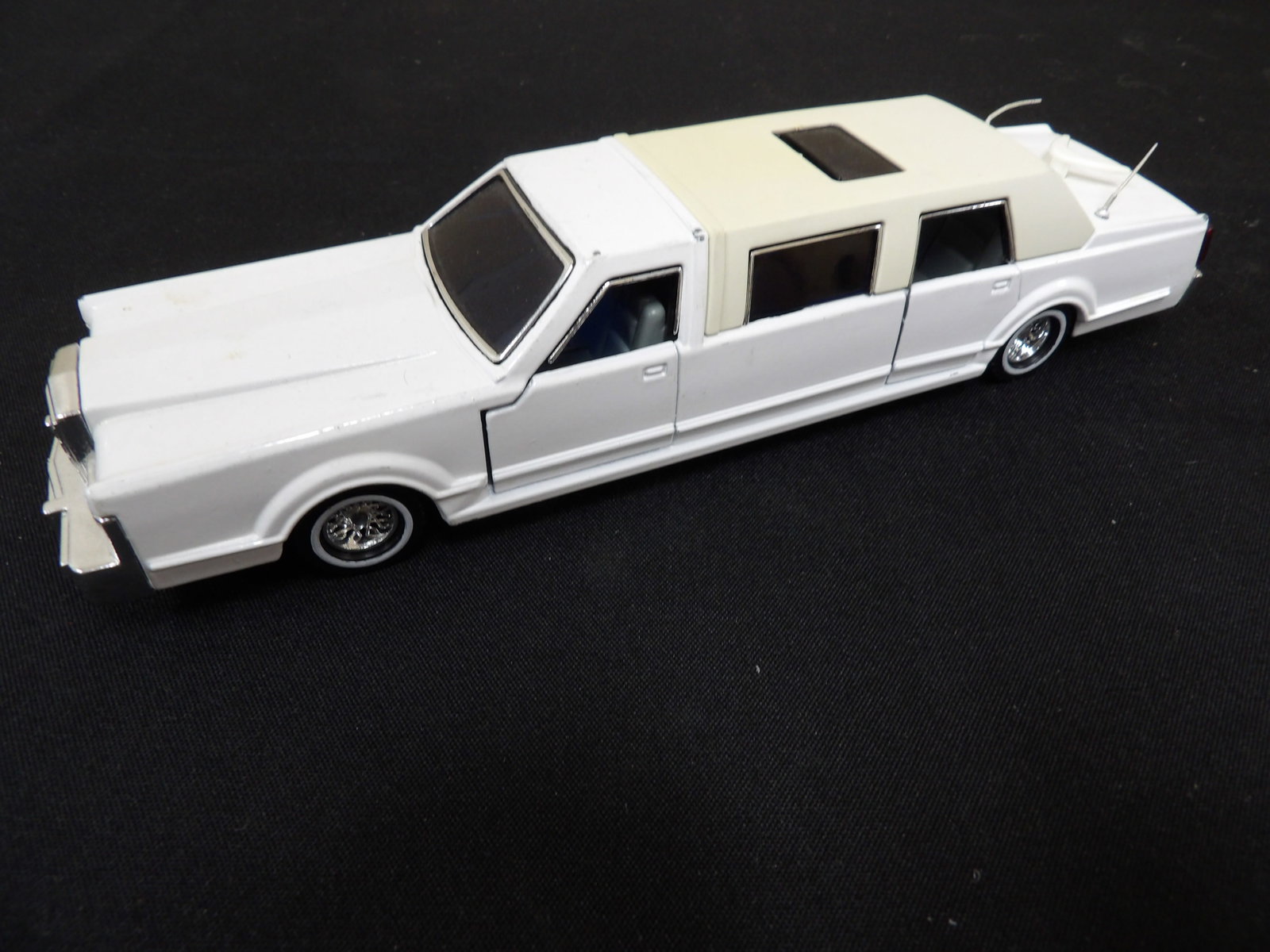 Majorette's Lincoln stretch limousine: 9 inches length. We will inhouse ship items to you very affordable and efficient. Select self-arrange shipping.