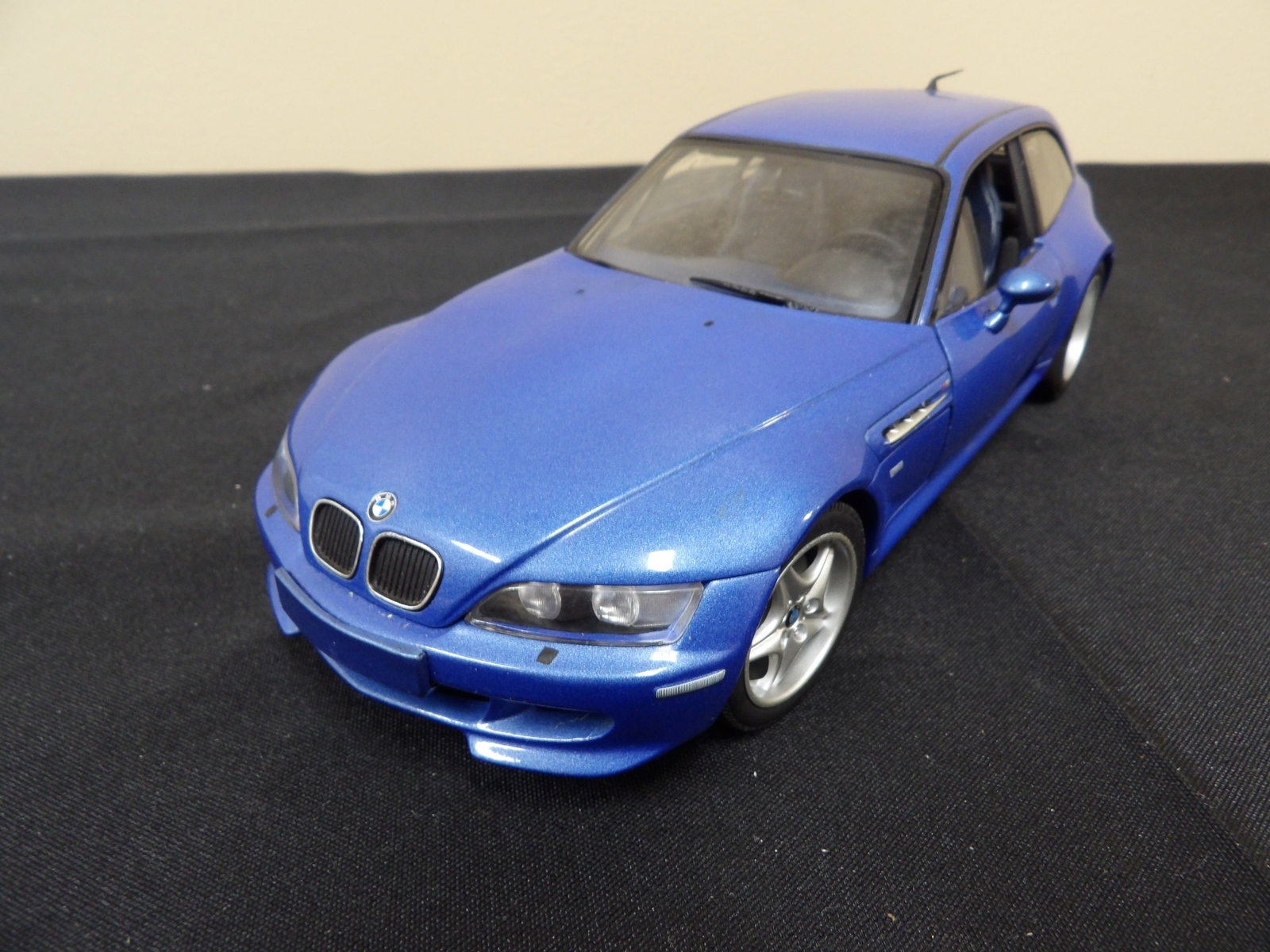 UT Models BMW M Coupe 1:18 scale car - 5