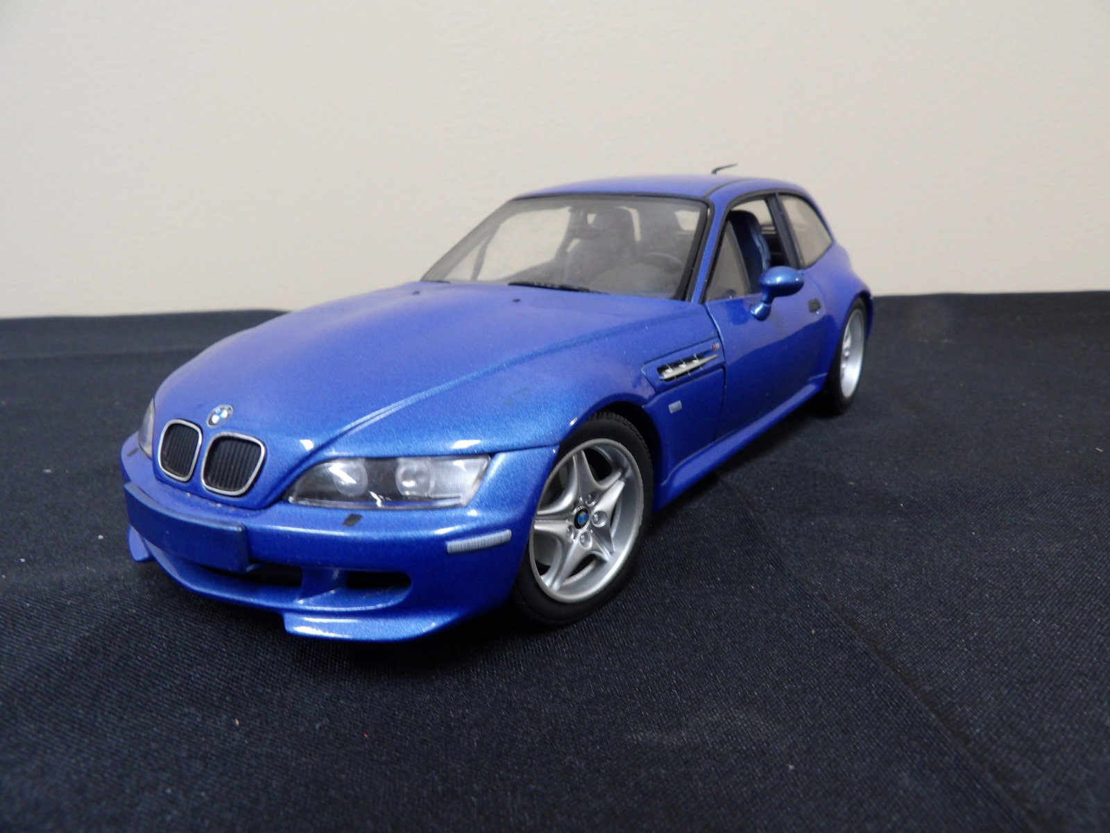 UT Models BMW M Coupe 1:18 scale car - 7