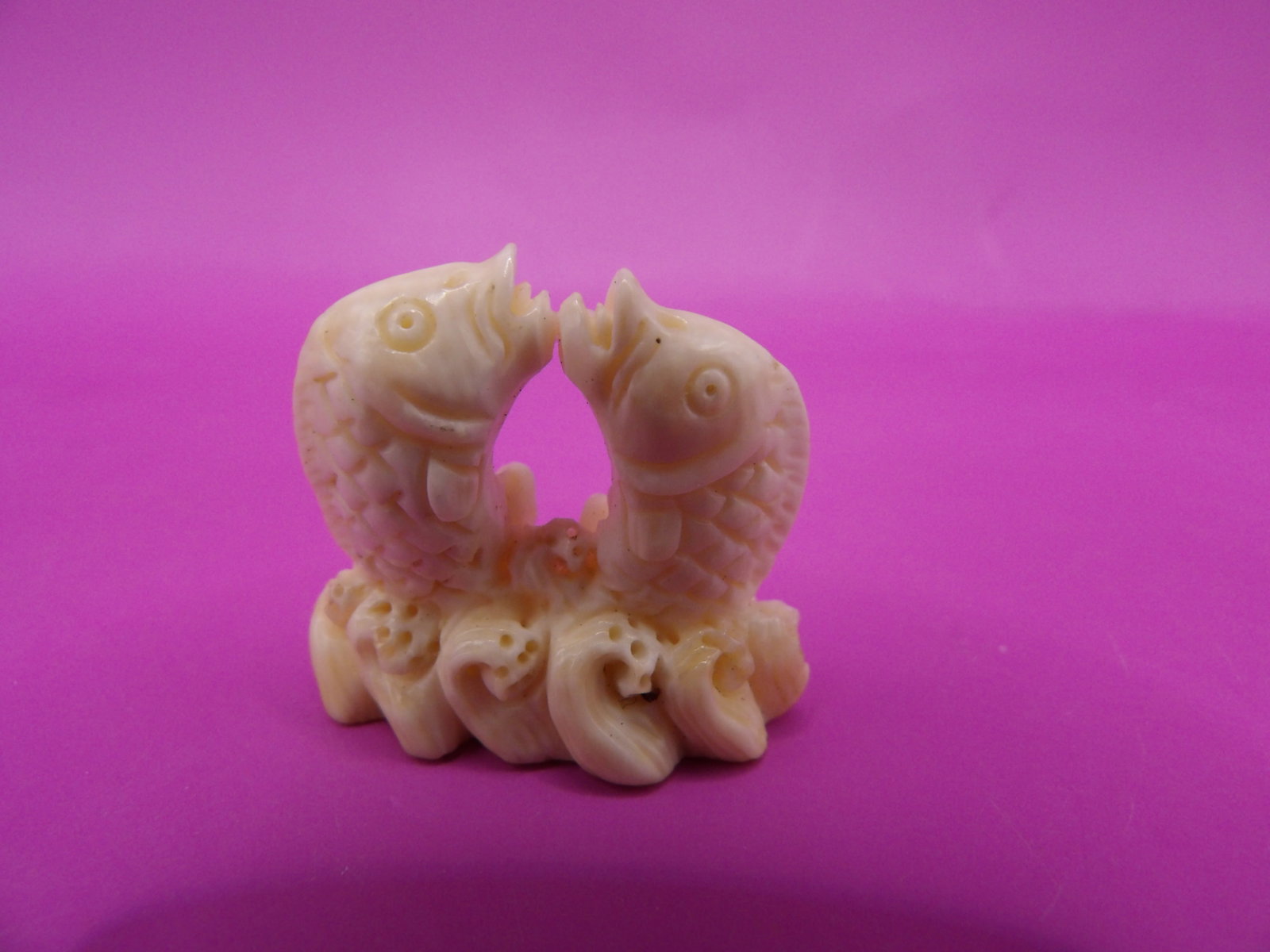 antique Japanese fine carving of double fish: Carved 2 fish on ocean waves. 1.1 inches length. No international shipping. We will inhouse ship items to you very affordable and efficient. Select self-arrange shipping.