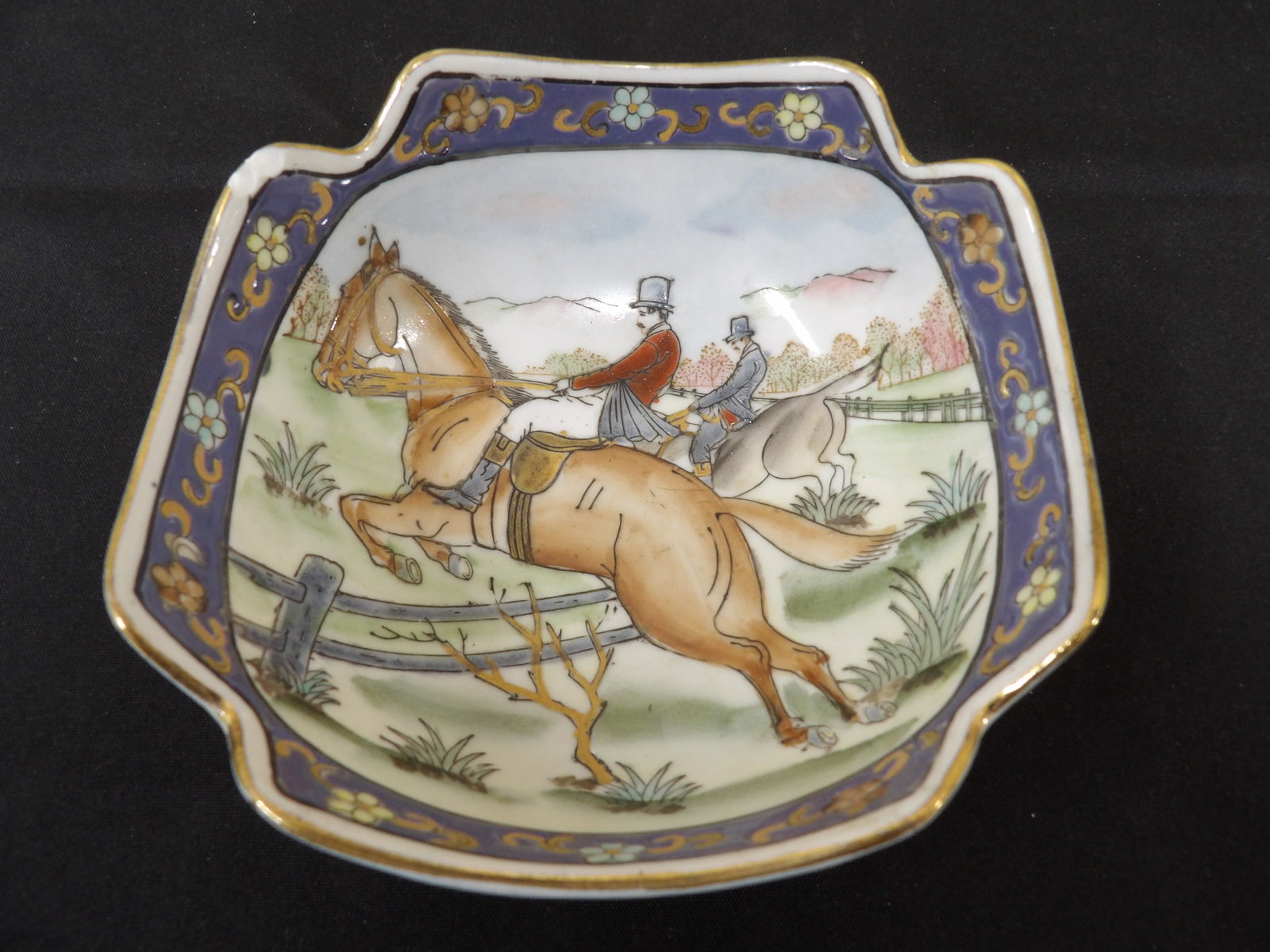 Chinese hand painted porcelain bowl with hunting scene: 5.7 inches length. We will inhouse ship items to you very affordable and efficient. Select self-arrange shipping.