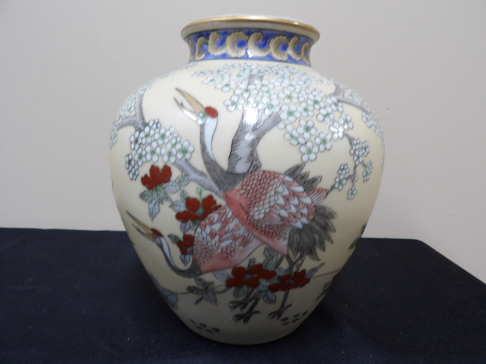 Chinese export porcelain vase with crane floral motif: 8.2 inches height. We will inhouse ship items to you very affordable and efficient. Select self-arrange shipping.