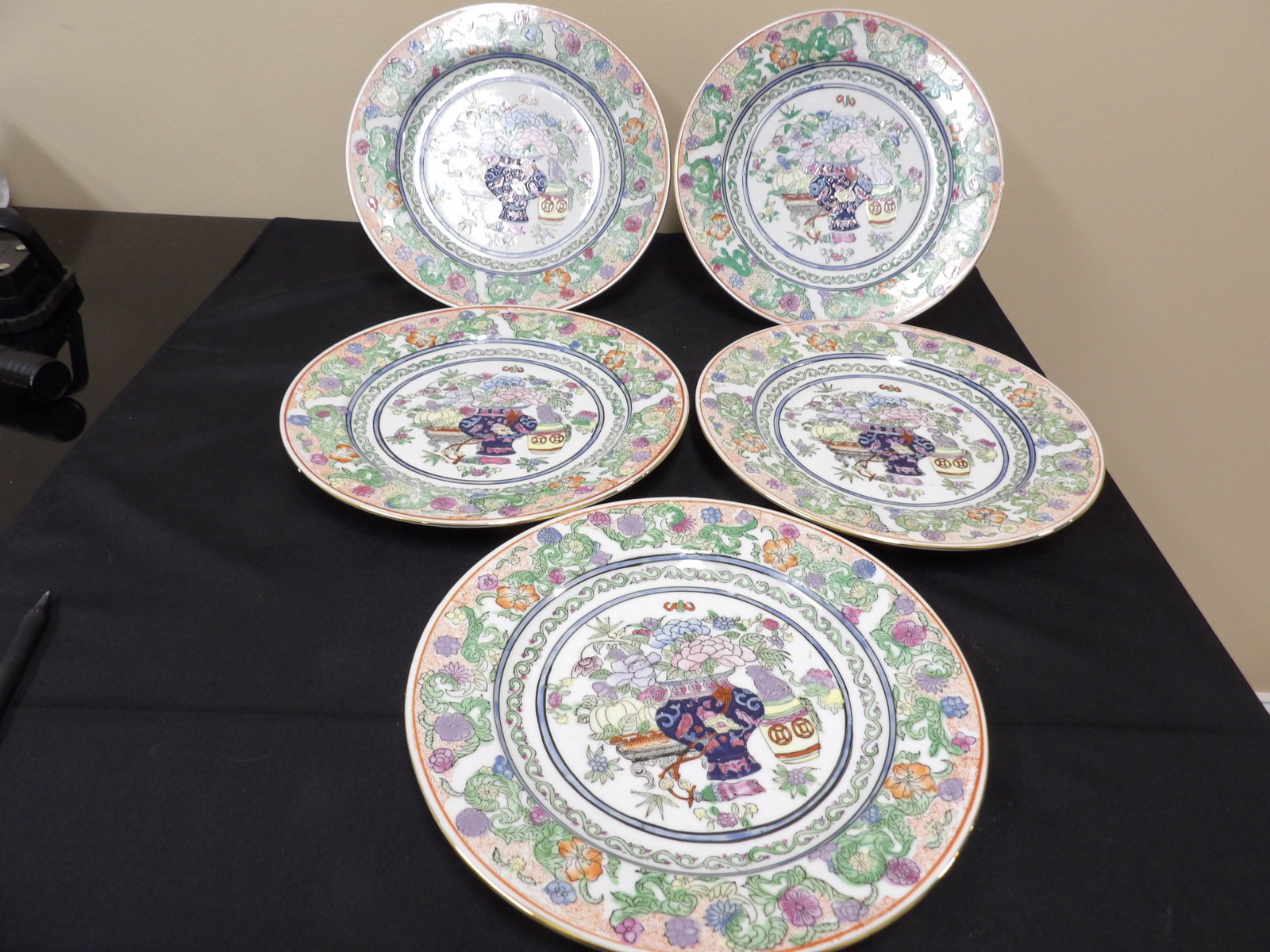 lot of 5 Chinese porcelain plates with floral and vignette decoration and Qing dynasty Qianlong mark (1 of 7)
