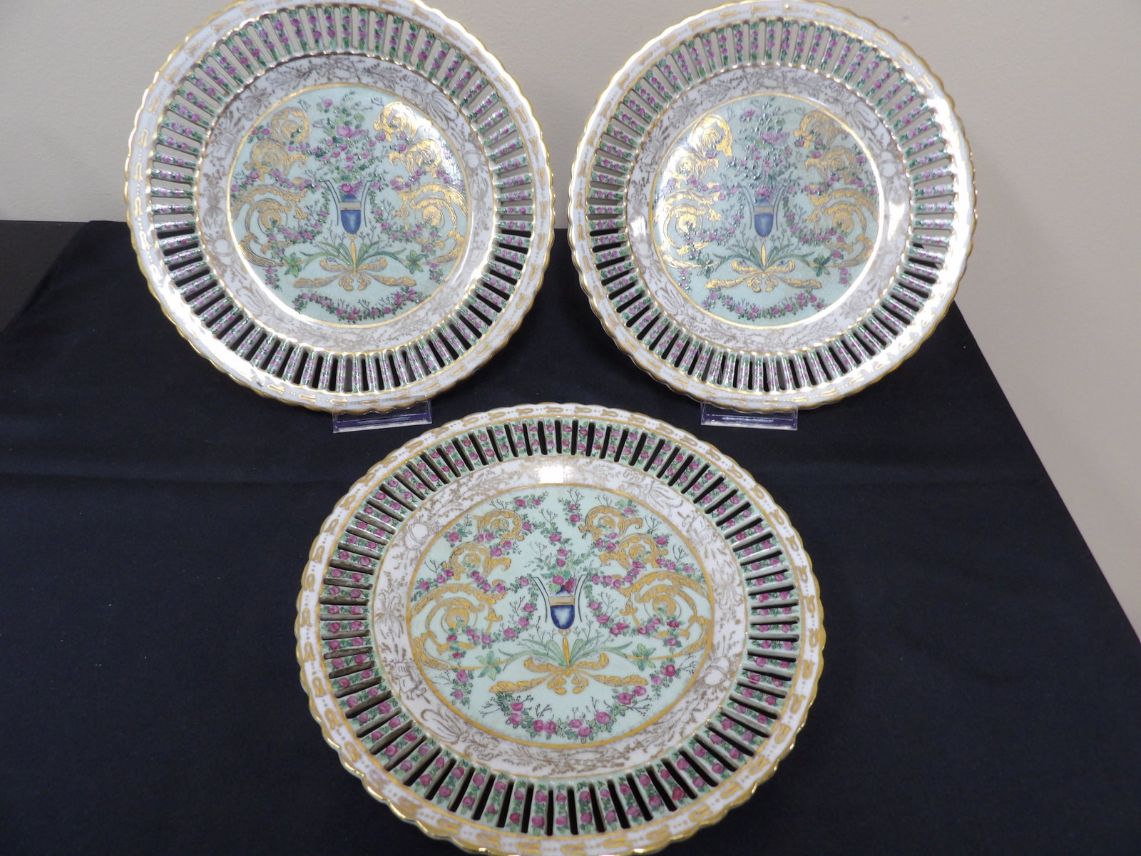 ornate lot of 3 reticulated Chinese plates with floral motifs and gold accents (1 of 5)