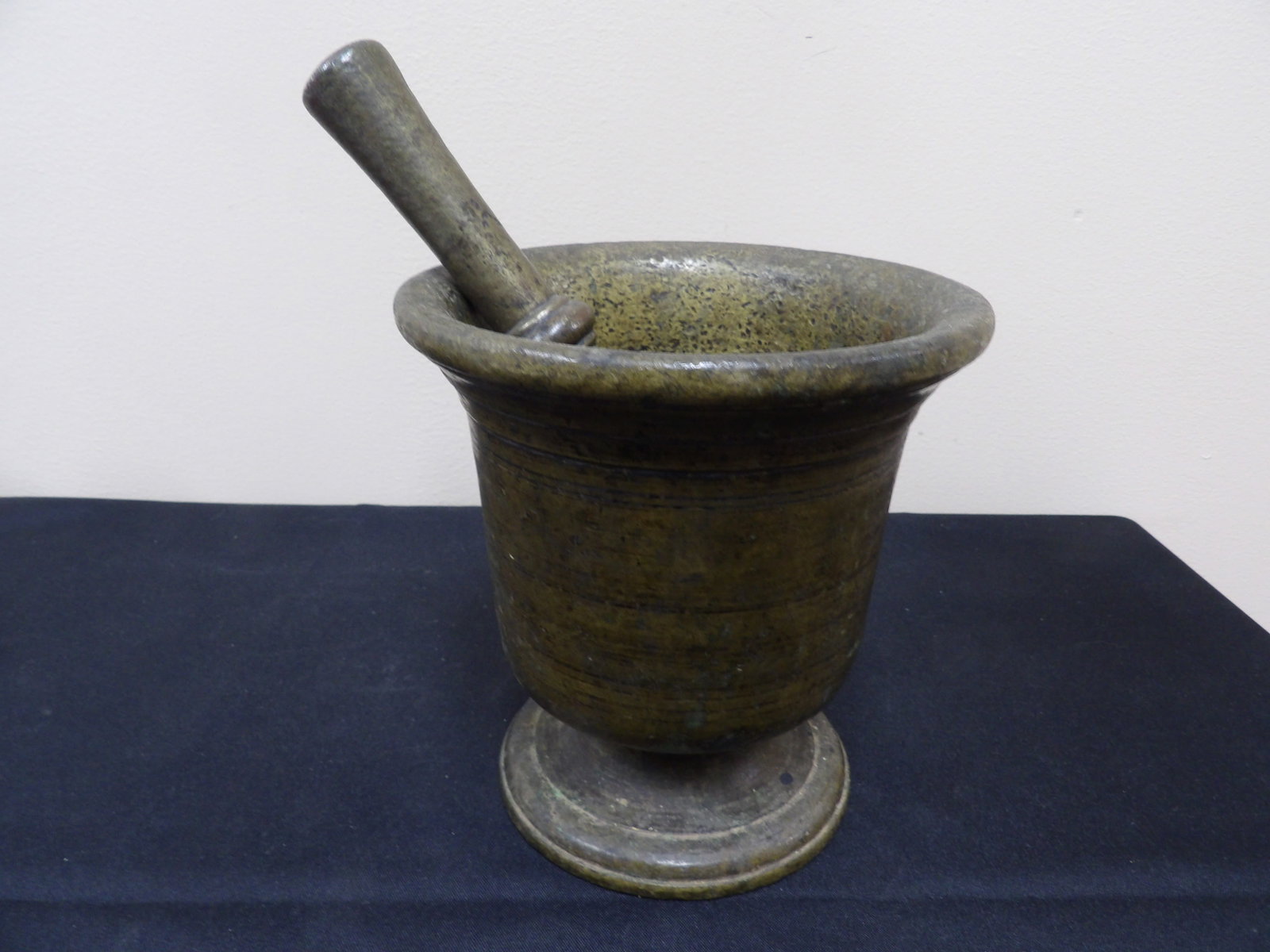 very heavy 13.5 lbs old bronze mortar and pestle with incised detailings (1 of 5)