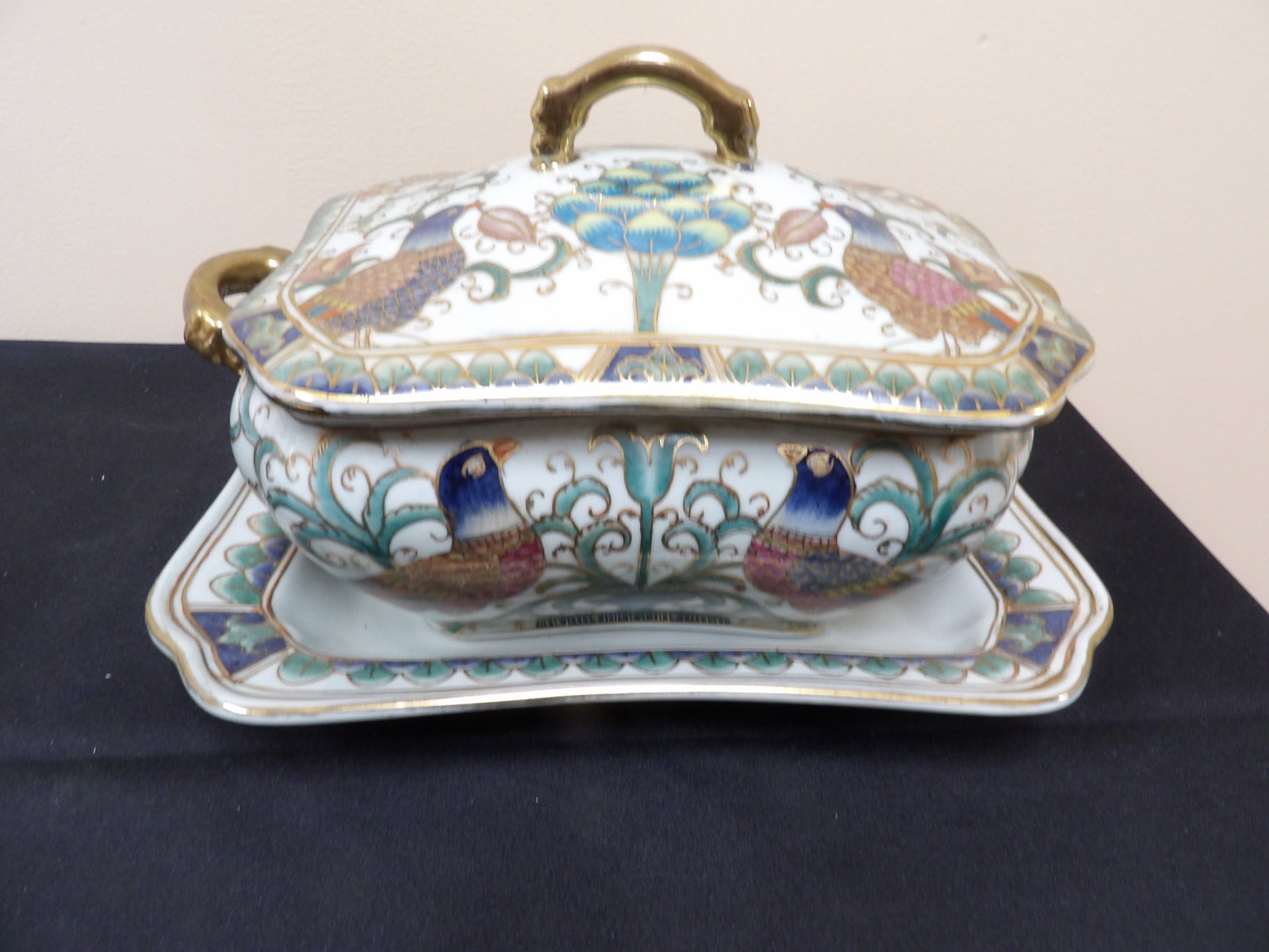 Chinese export porcelain tureen with lid and underplate featuring birds motif (1 of 6)