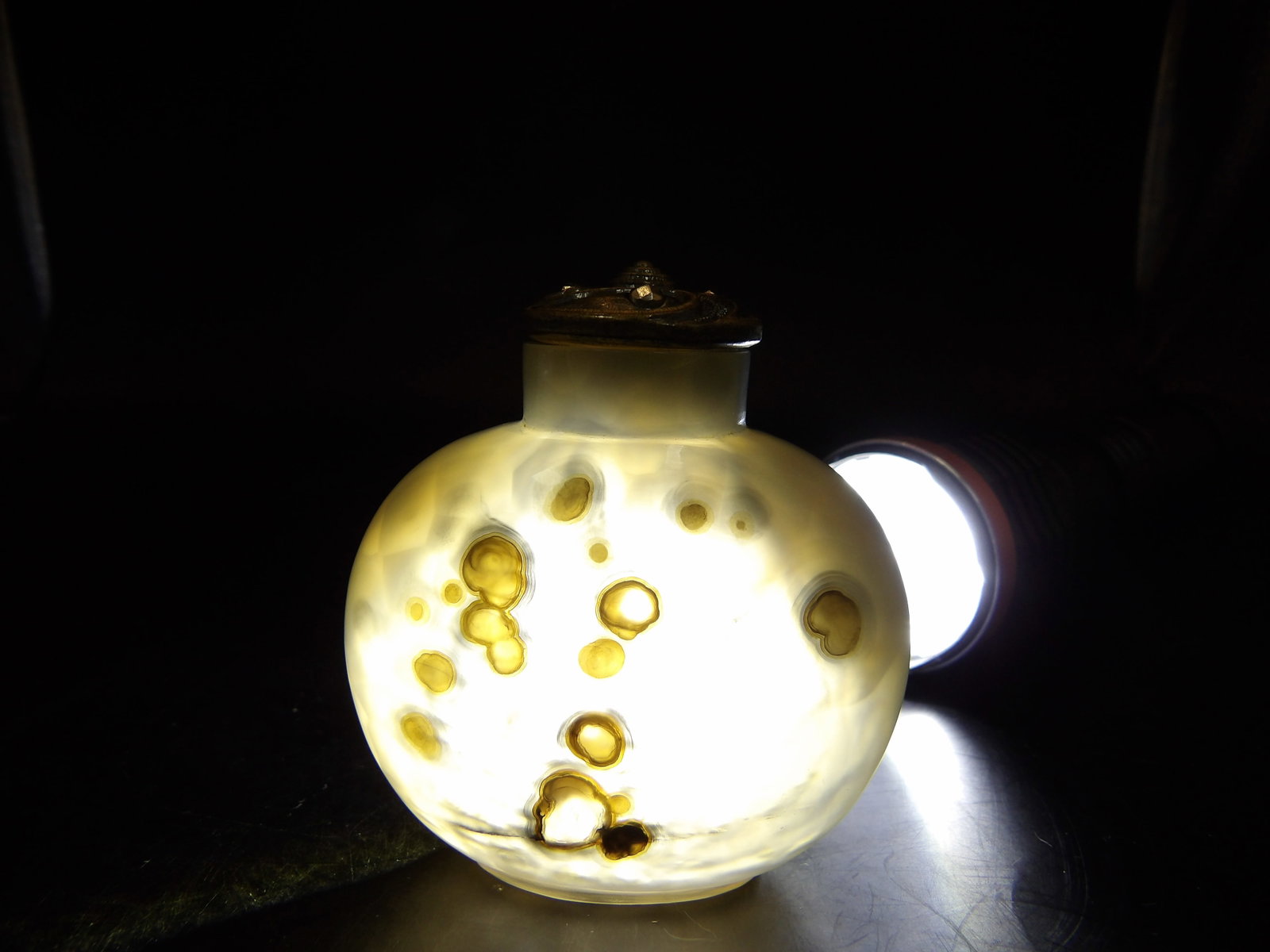 fine Chinese carved agate snuff bottle (1 of 8)