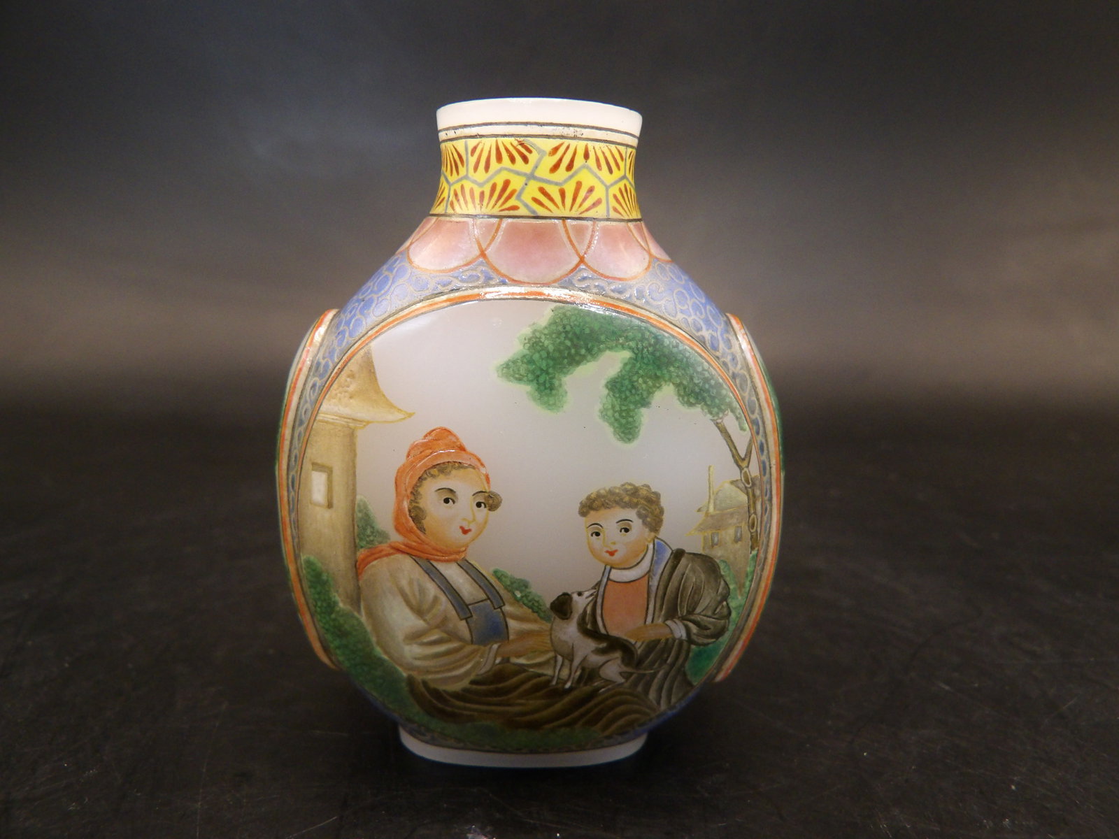 rare Chinese Qing dynasty Qianlong mark hand painted European subject glass snuff bottle: 2 inches height. Black area on bottle opening is old snuff powder residue. We will inhouse ship items to you very affordable and efficient. Select self-arrange shipping.