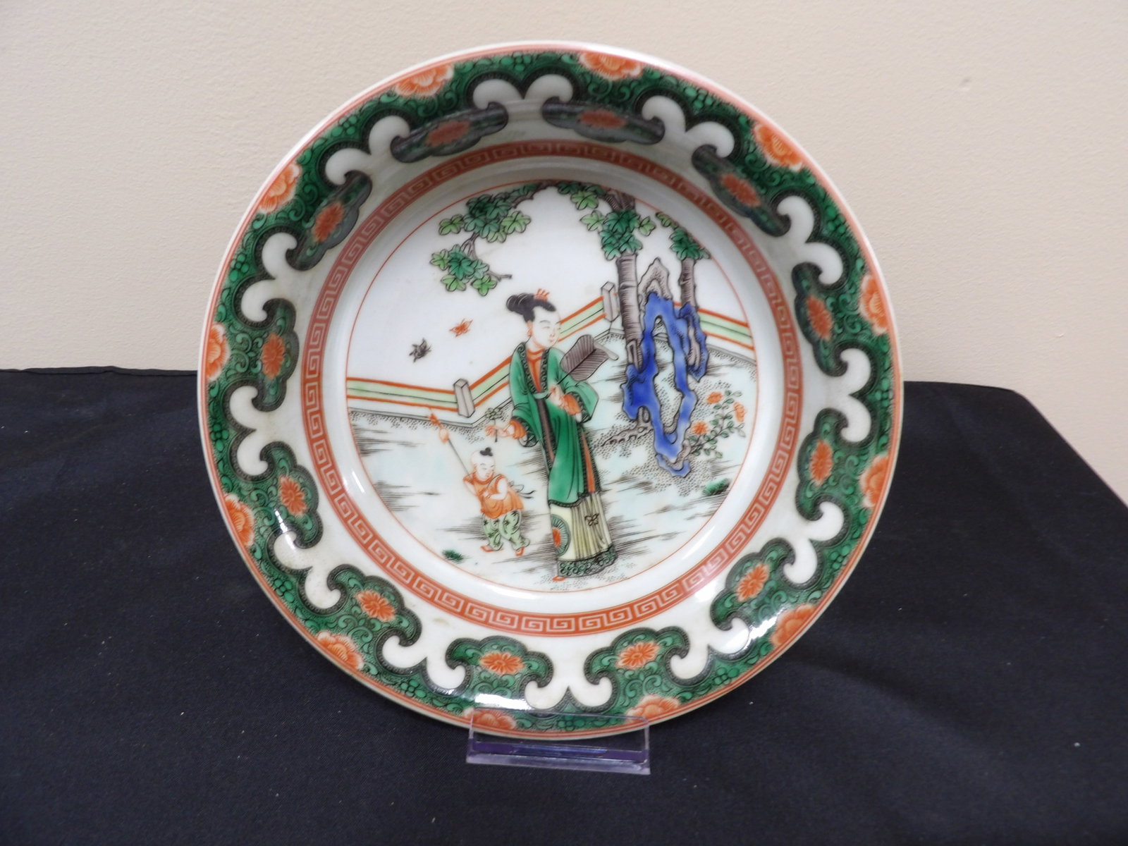 Chinese porcelain brush washer with figural decoration and Qing dynasty Kangxi mark (1 of 5)