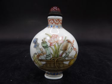 Chinese hand painted porcelain snuff bottle with Qing dynasty Qianlong mark