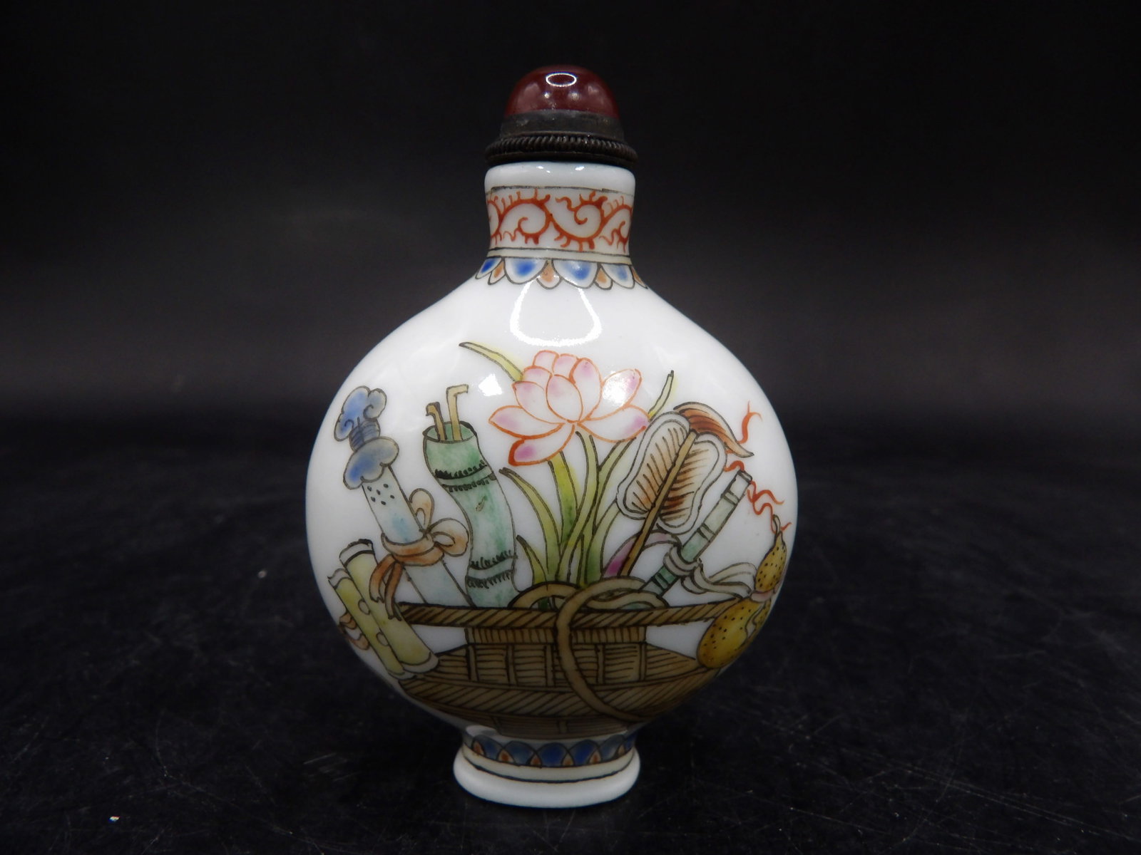 Chinese hand painted porcelain snuff bottle with Qing dynasty Qianlong mark (1 of 6)