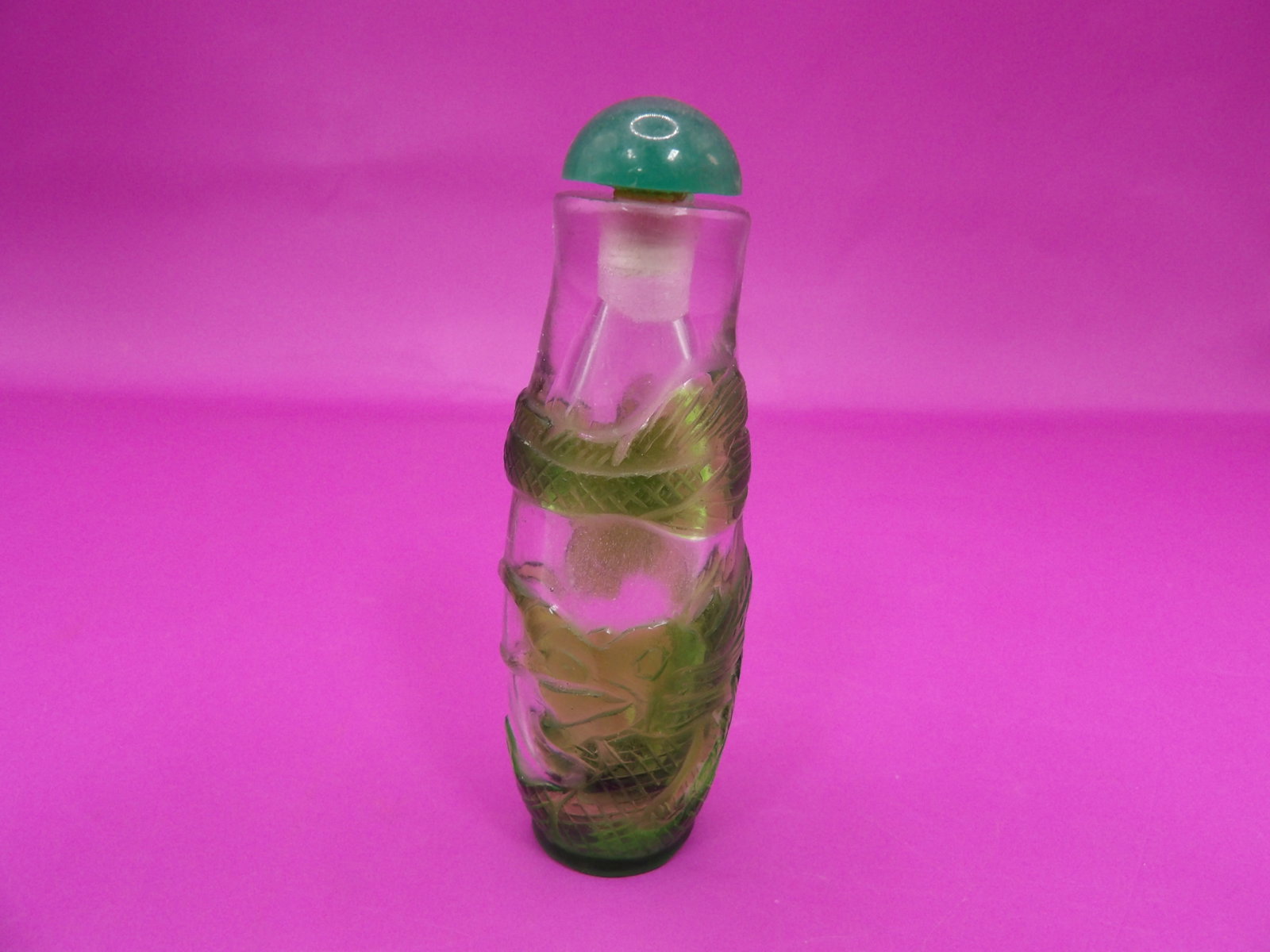 Chinese green overlay glass dragon motif snuff bottle: 3 inches height. We will inhouse ship items to you very affordable and efficient. Select self-arrange shipping.