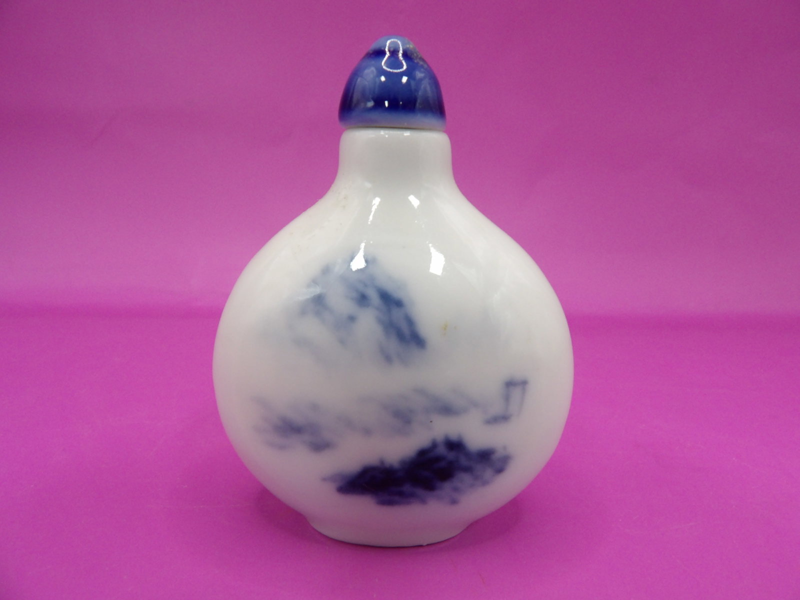Chinese blue and white porcelain snuff bottle with Qing dynasty Kangxi mark: 2.4 inches height. We will inhouse ship items to you very affordable and efficient. Select self-arrange shipping.