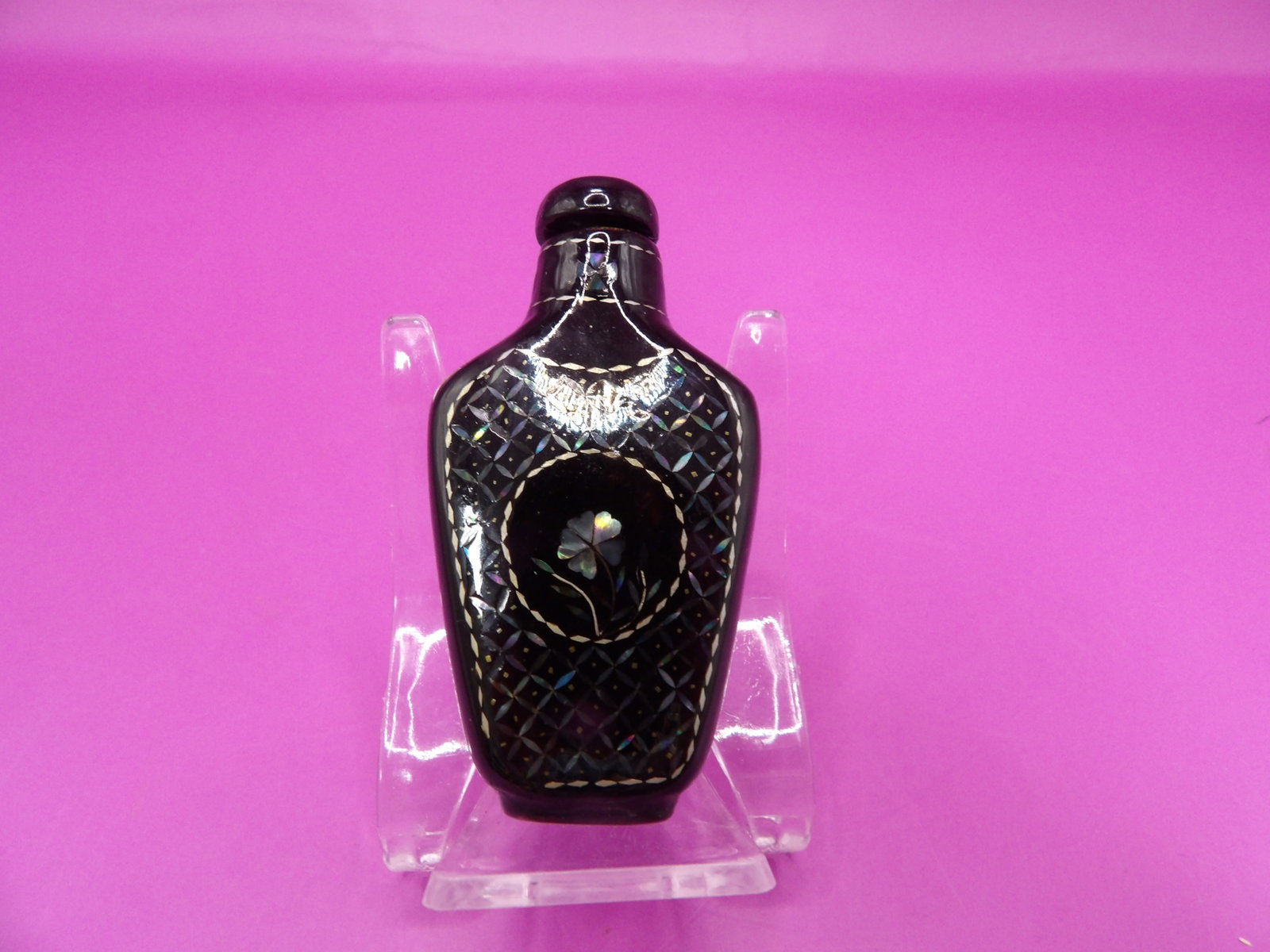 antique Chinese mother-of-pearl inlaid lacquer snuff bottle with floral motif: 2.3 inches height. We will inhouse ship items to you very affordable and efficient. Select self-arrange shipping.
