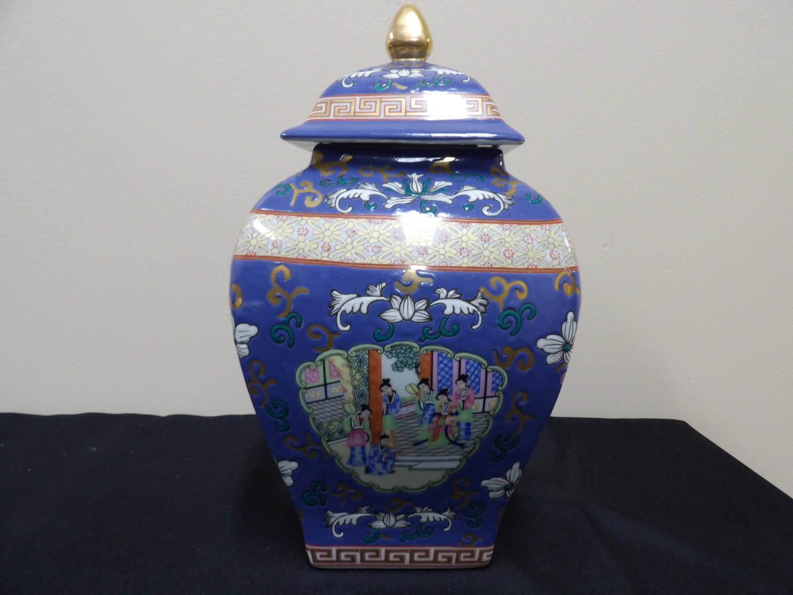 Chinese famille rose porcelain ginger jar with Qing dynasty Qianlong mark: 12 inches height. We will inhouse ship items to you very affordable and efficient. Select self-arrange shipping.