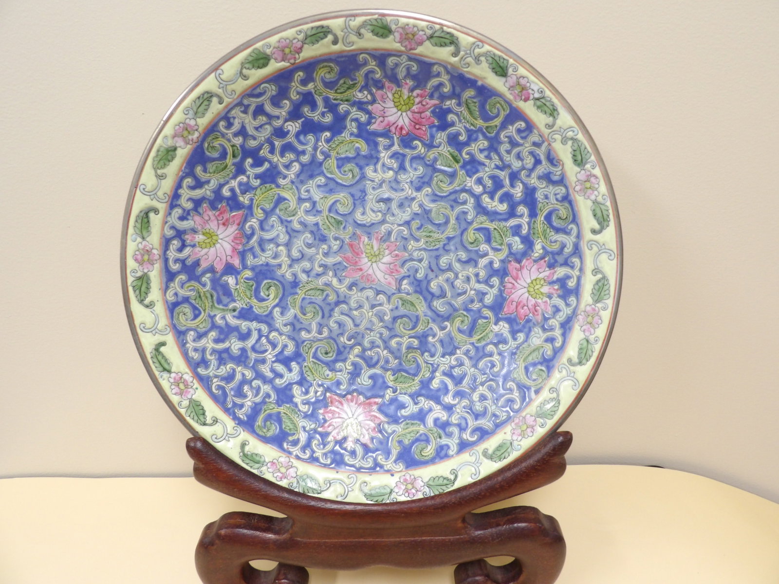 Antique Chinese porcelain large charger with Qing dynasty Tongzhi mark and custom wood base: Approx. 14 inches diameter. With custom wood base. We will inhouse ship items to you very affordable and efficient. Select self-arrange shipping.