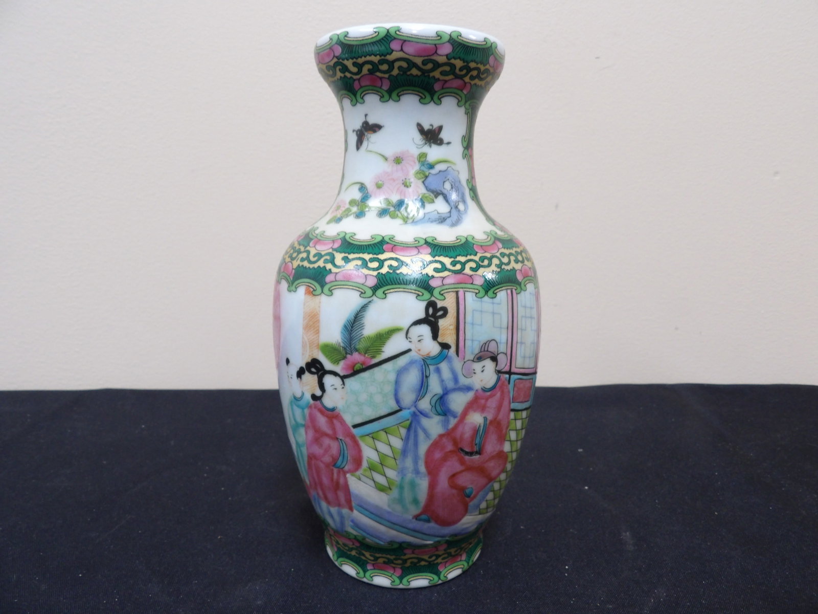 Chinese famille rose porcelain vase with Qing dynasty Qianlong mark: 8 inches height.