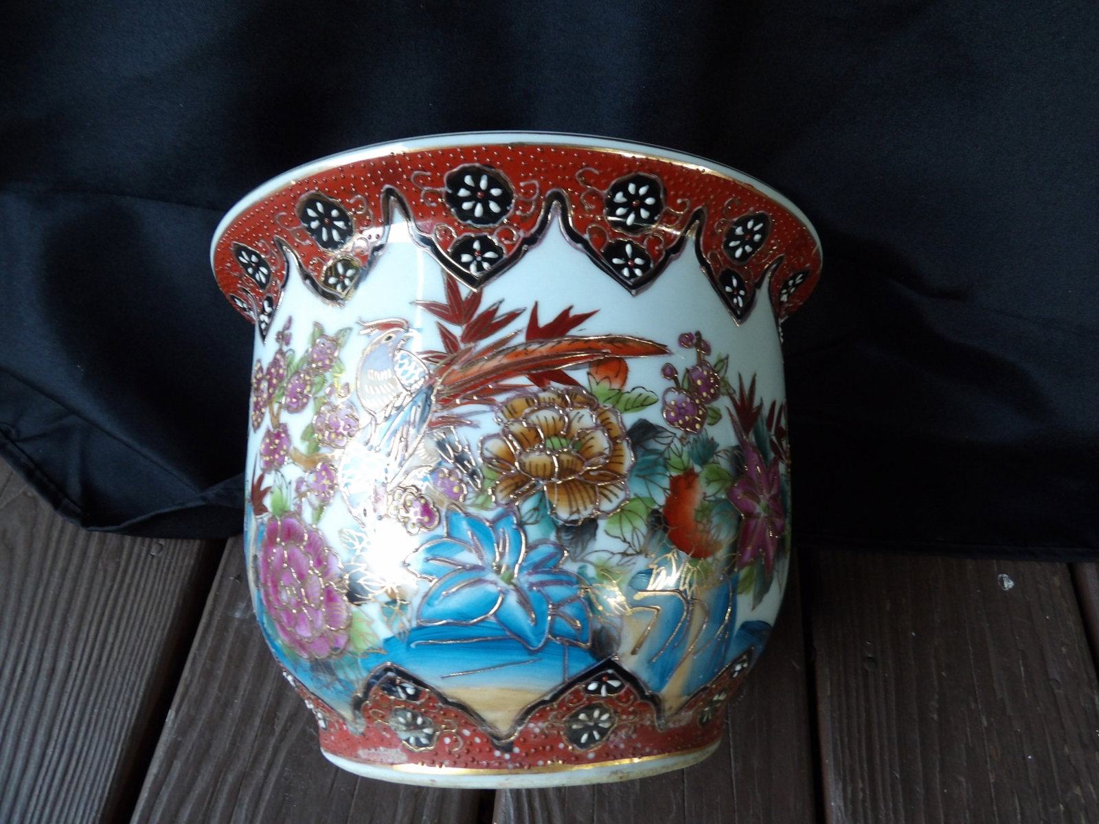 vintage Chinese porcelain planter with floral deco: Approx size is 9 x 9 x 6.7 inches.