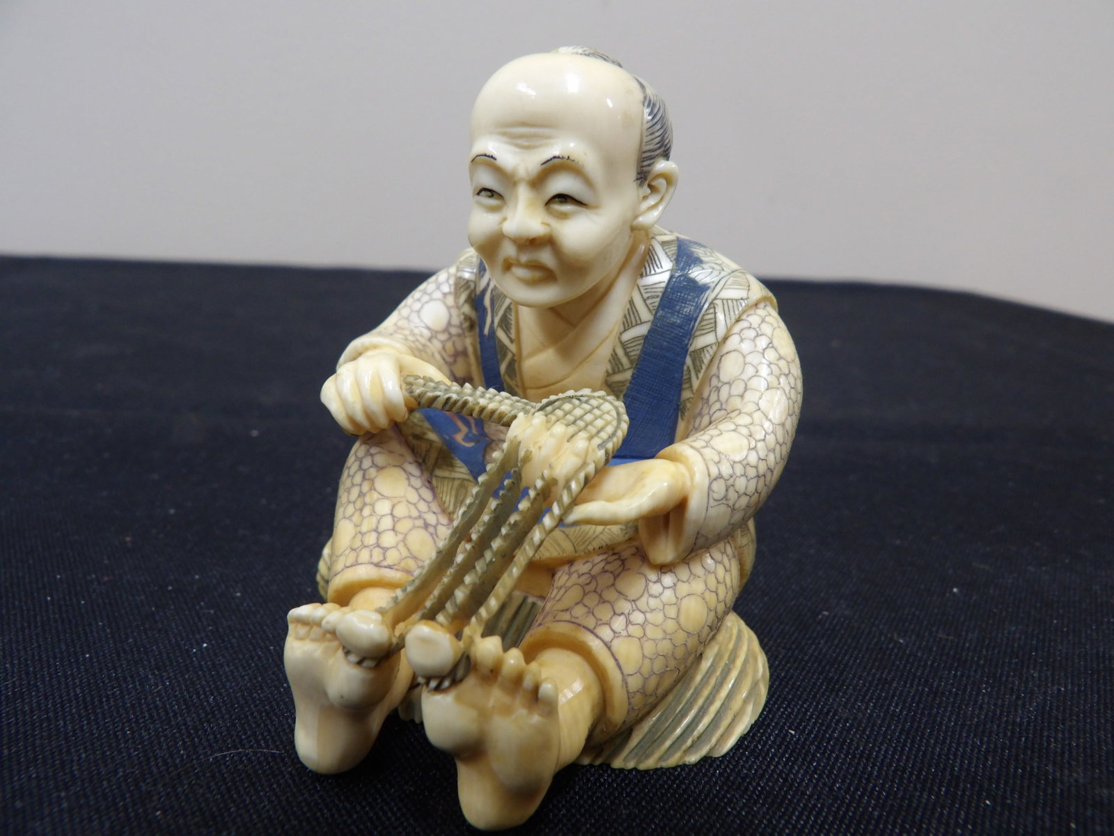 very fine Japanese Meiji era hand carved weaver figurine signed: 2.6 inches height. No international shipping.