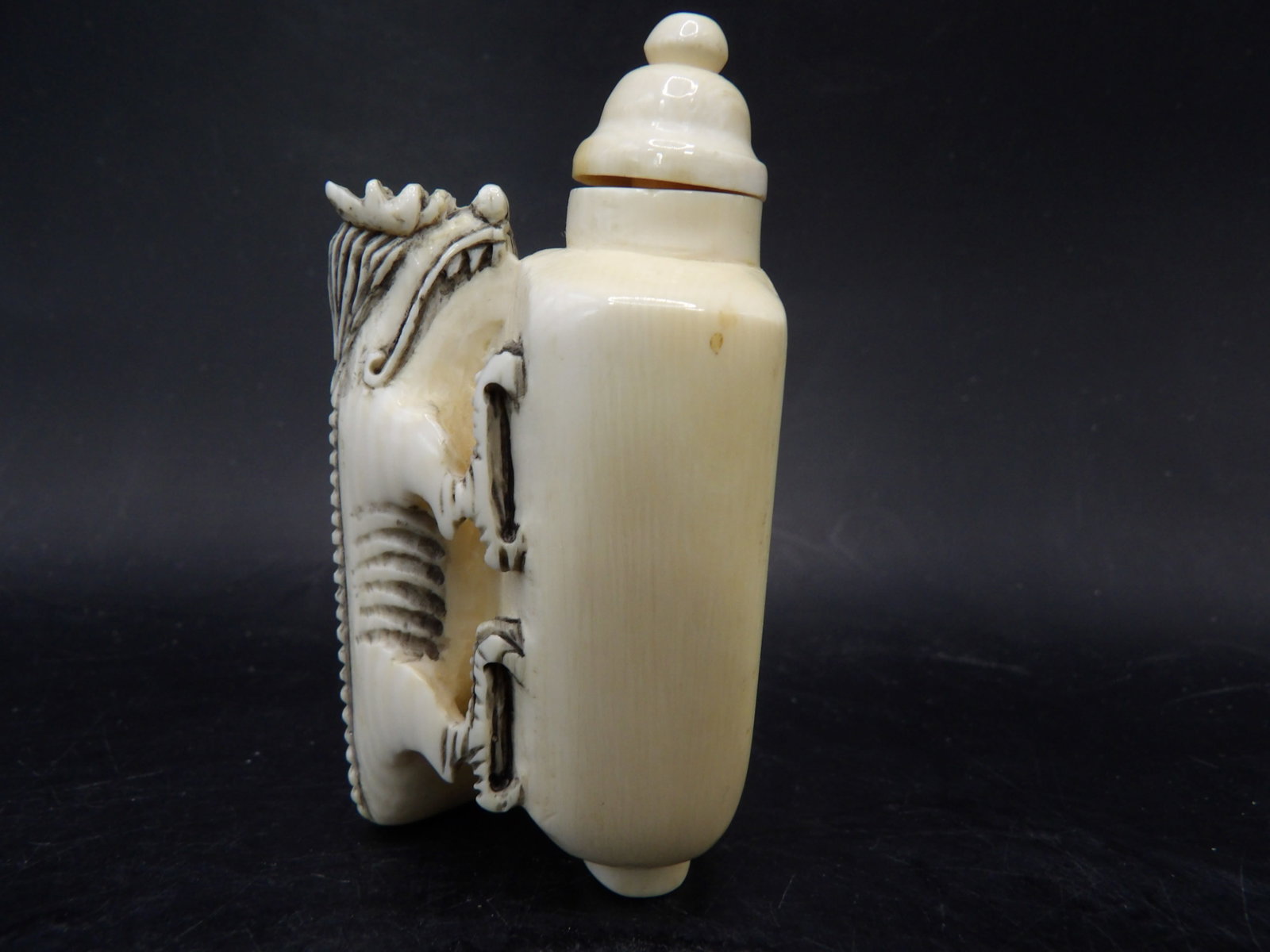 exceptional antique Asian carved snuff bottle with dragon motif signed: 2.7 inches height. No international shipping.