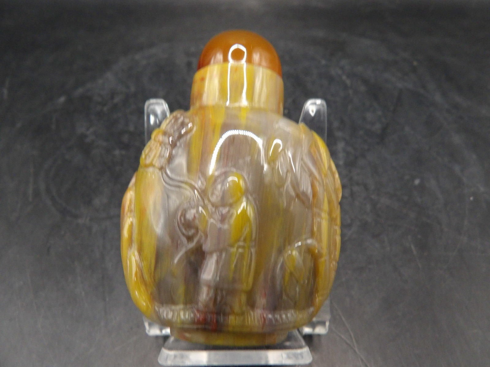 fine Chinese Qing dynasty carved agate snuff bottle with raised motifs: 2.4 inches height.