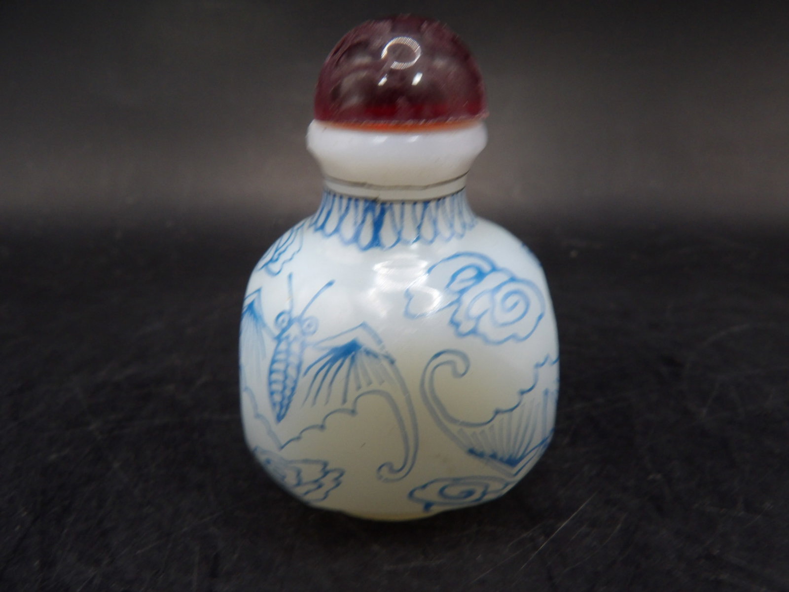 hand painted with bats chinese milky glass snuff bottle with Gu Yue Xuan mark: 2.3 inches height.