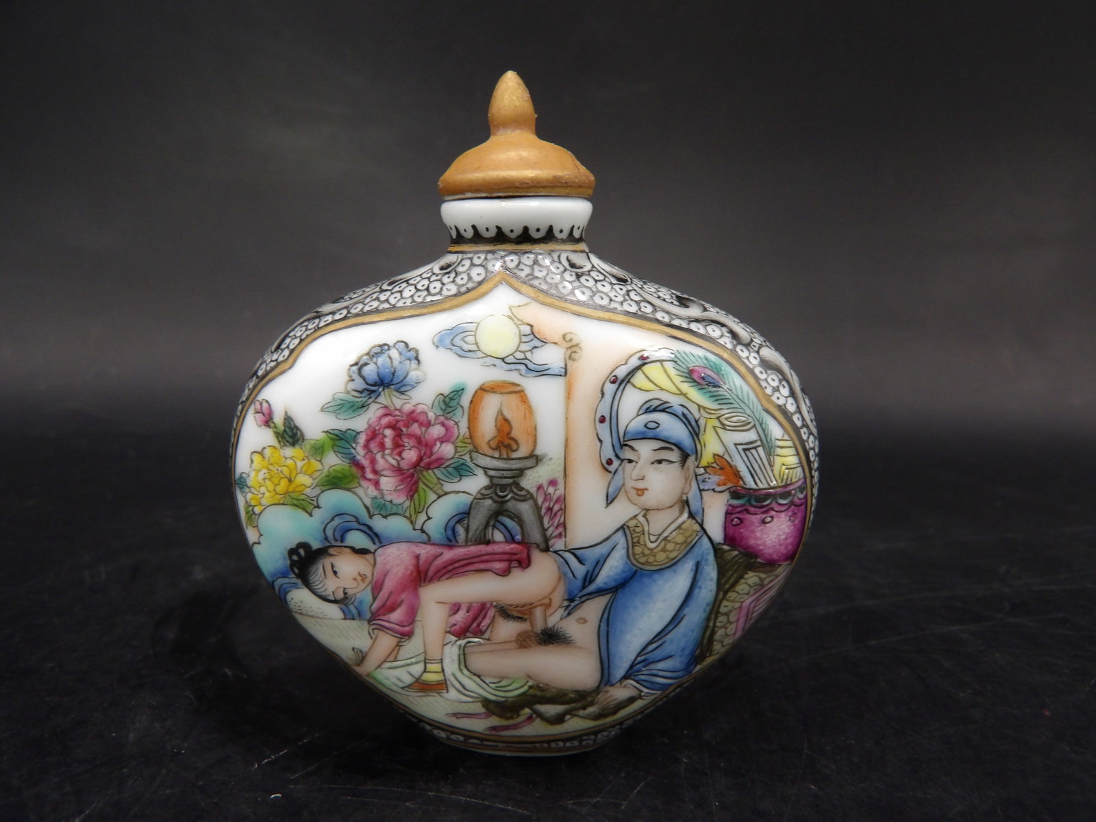 fine Chinese porcelain snuff bottle with hand painted erotic scene: 2.4 inches height.