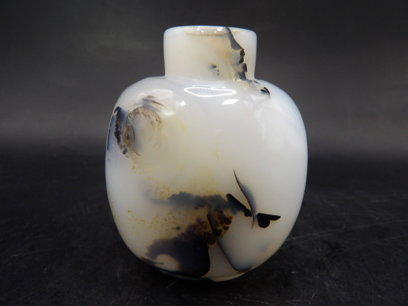 Qing dynasty Chinese well hollowed shadow agate snuff bottle: 2.3 inches height.