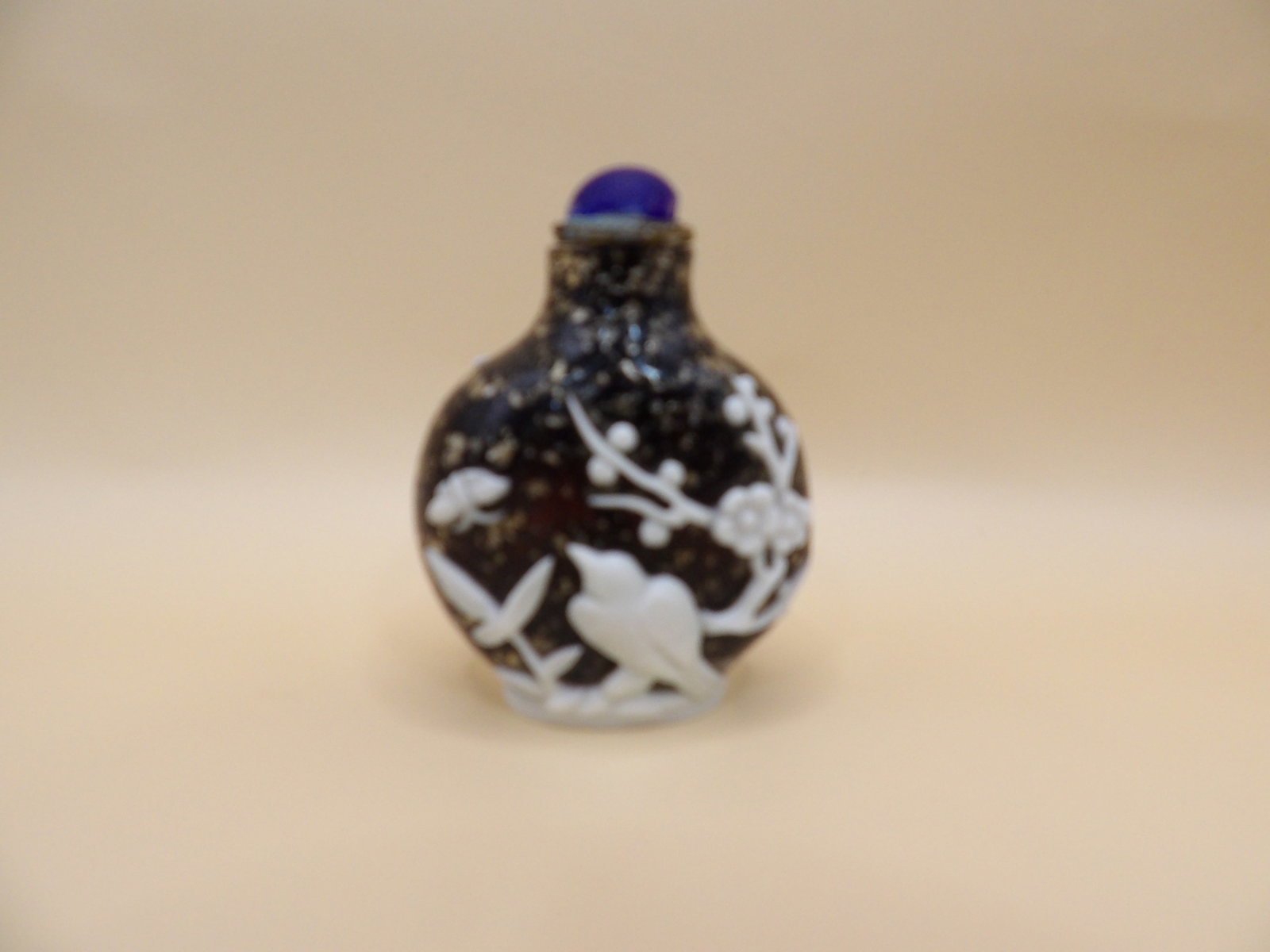 fine antique Chinese overlay gold speckled glass snuff bottle with birds floral motifs: 2.3 inches height.