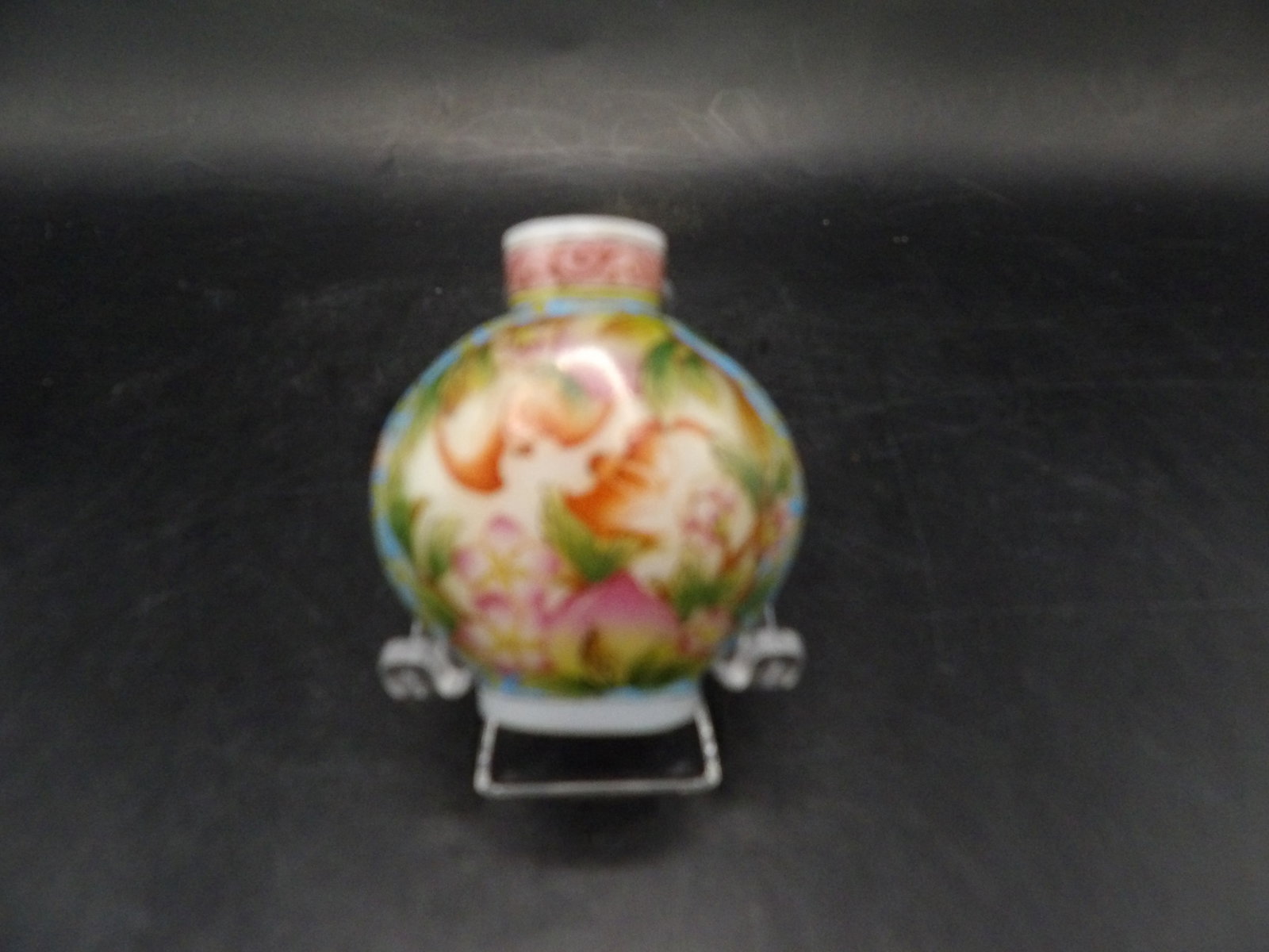 fine hand painted with bats Chinese glass snuff bottle with Qing dynasty Qianlong mark: 2 inches height.