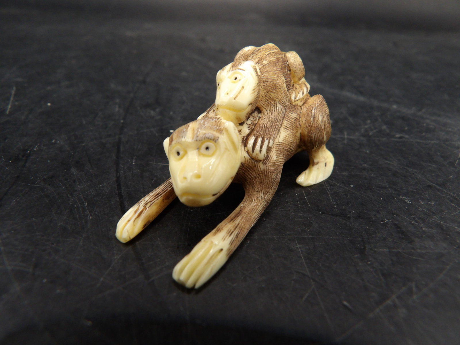 antique Japanese bone netsuke double monkey carving signed: 1.8 inches length.