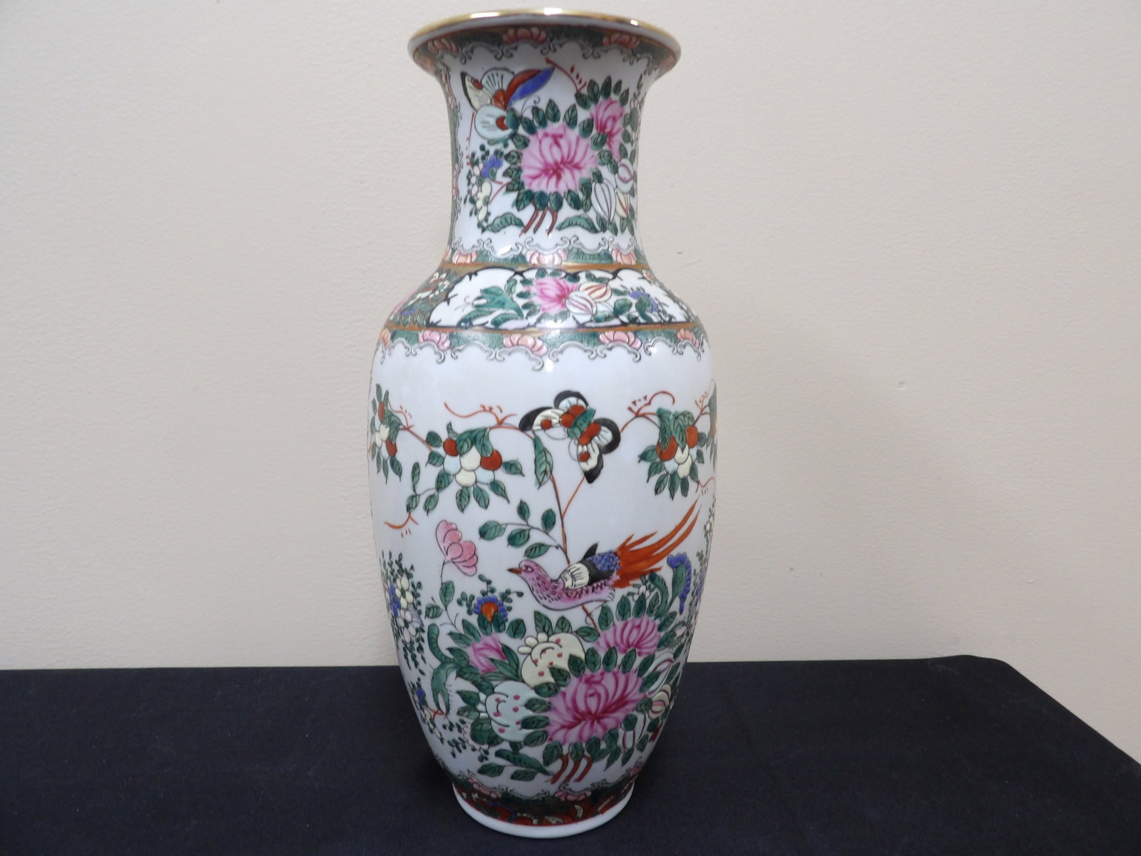 Chinese export porcelain rose medallion porcelain vase: 12 inches height.