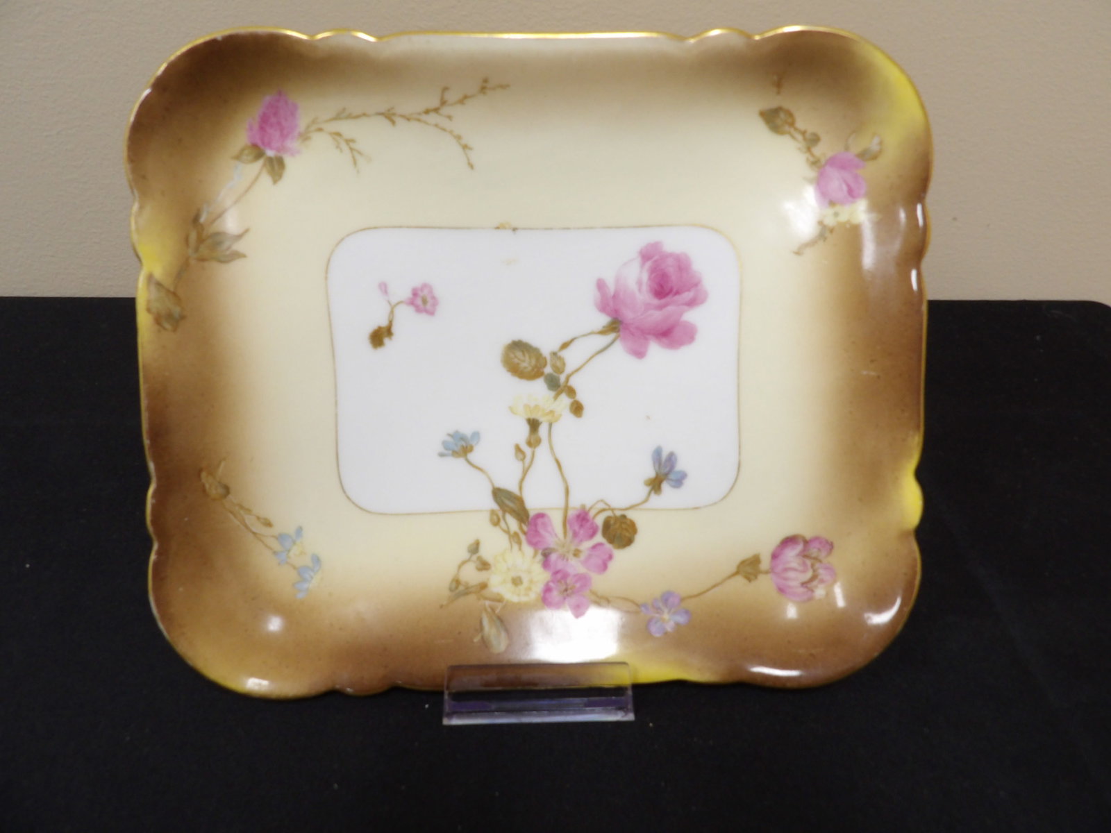 antique Limoges porcelain plate with floral motif and gold trim: 9.2 inches length.
