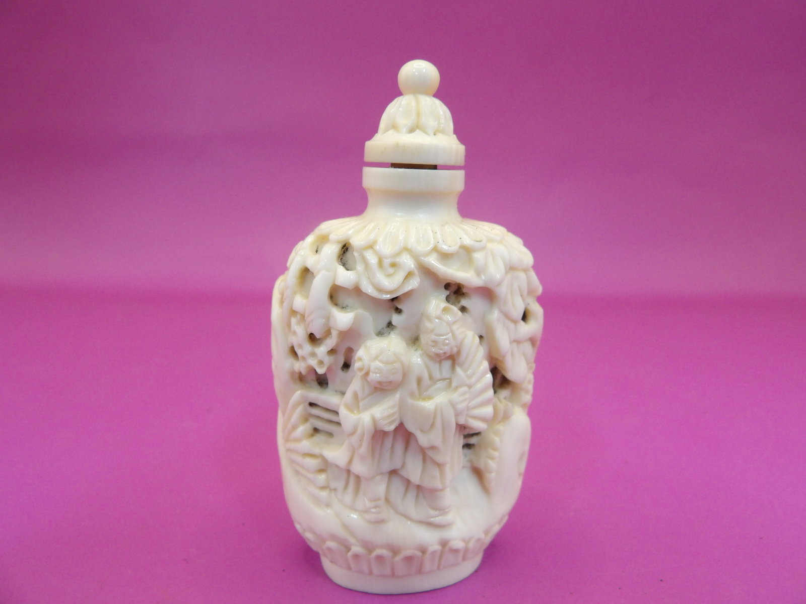 very fine antique Chinese carved snuff bottle with Ming dynasty mark (1 of 6)