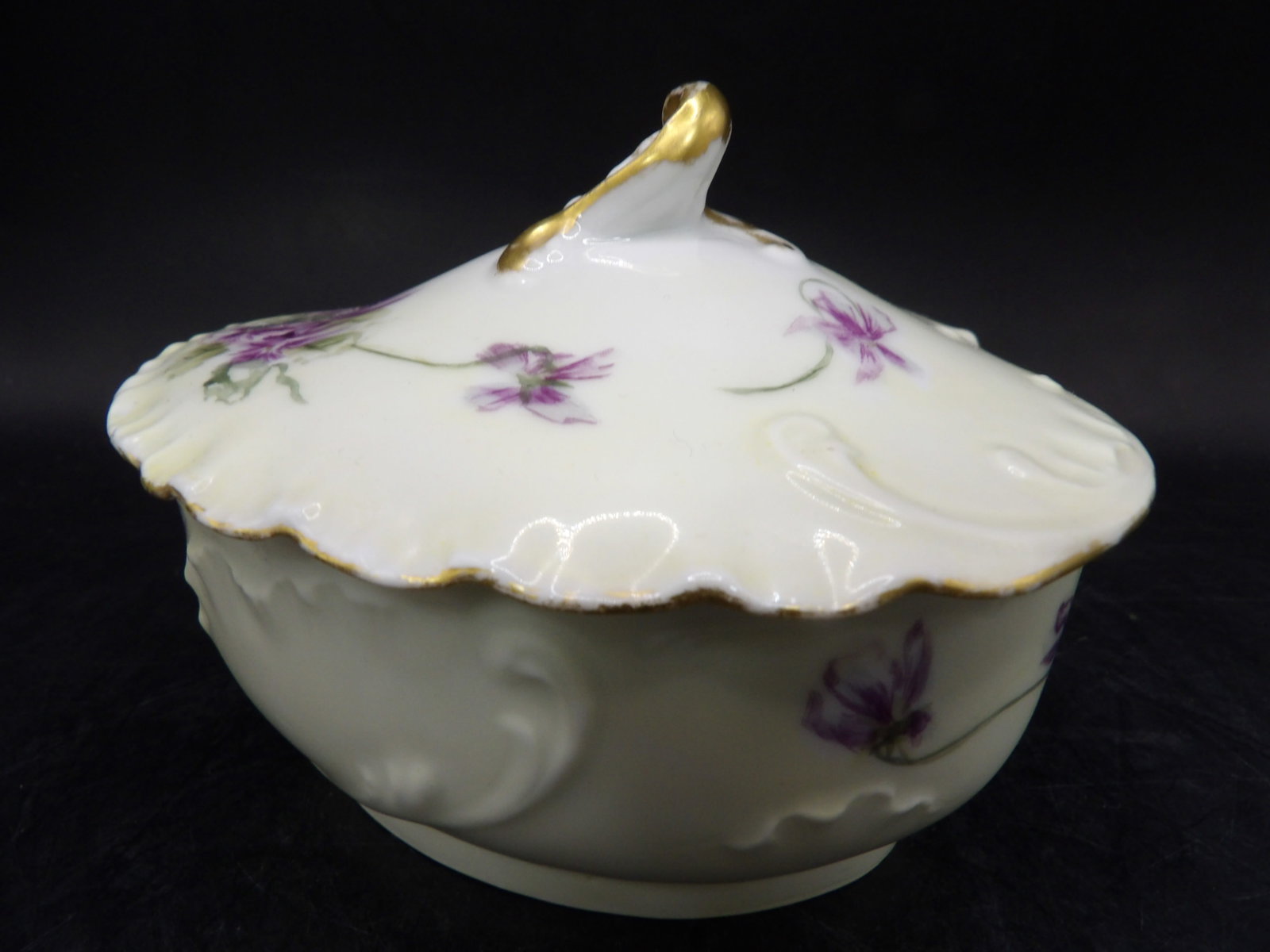 antique Haviland France trinket box with violets and gold trim: 4.5 inches length. We will inhouse ship items to you very affordable and efficient. Select self-arrange shipping.