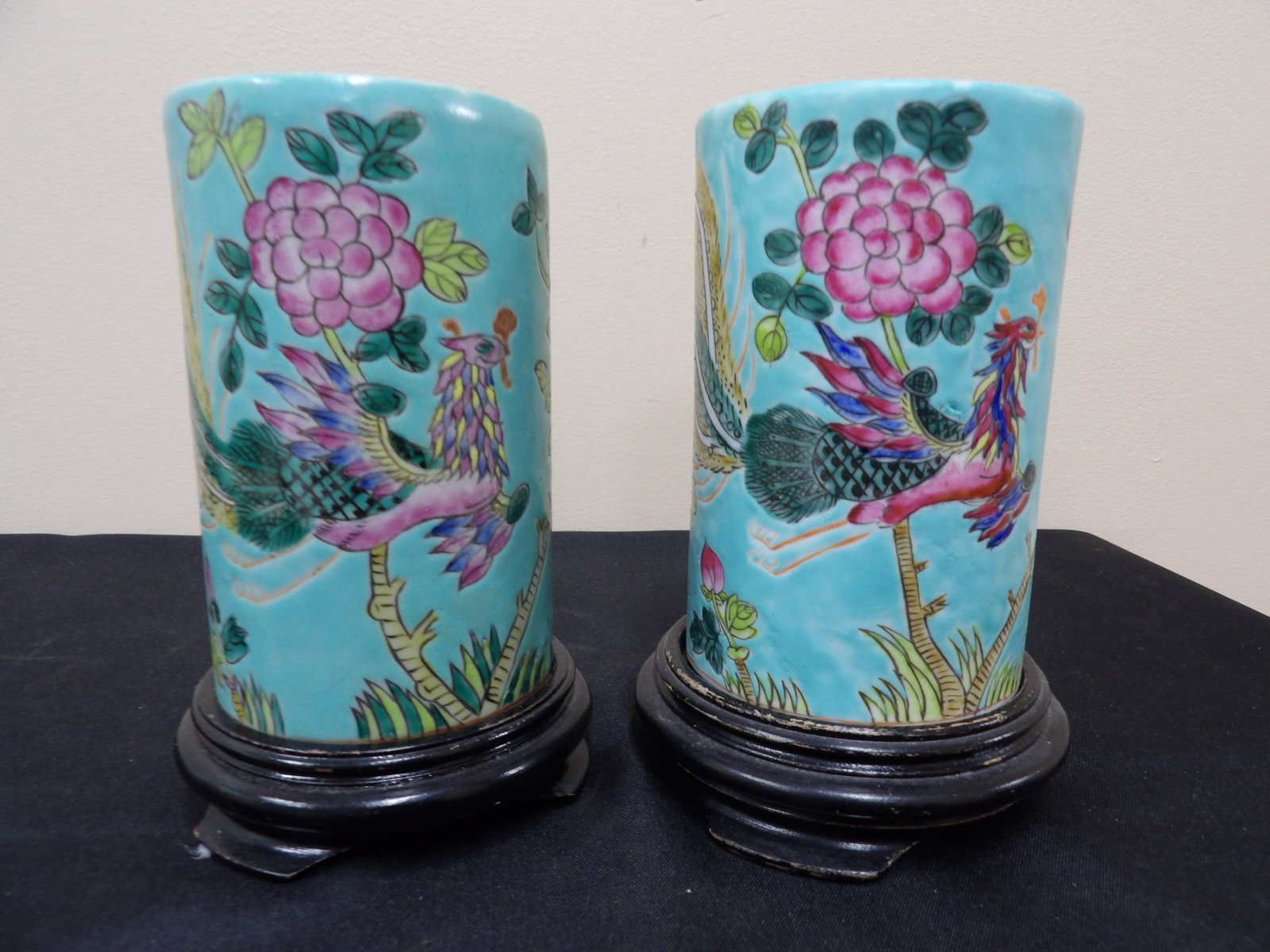 Qing dynasty Tongzhi mark pair of Chinese turquoise glazed phoenix motif porcelain brush potss: 5.2 inches height not including wooden bases. We will inhouse ship items to you very affordable and efficient. Select self-arrange shipping.