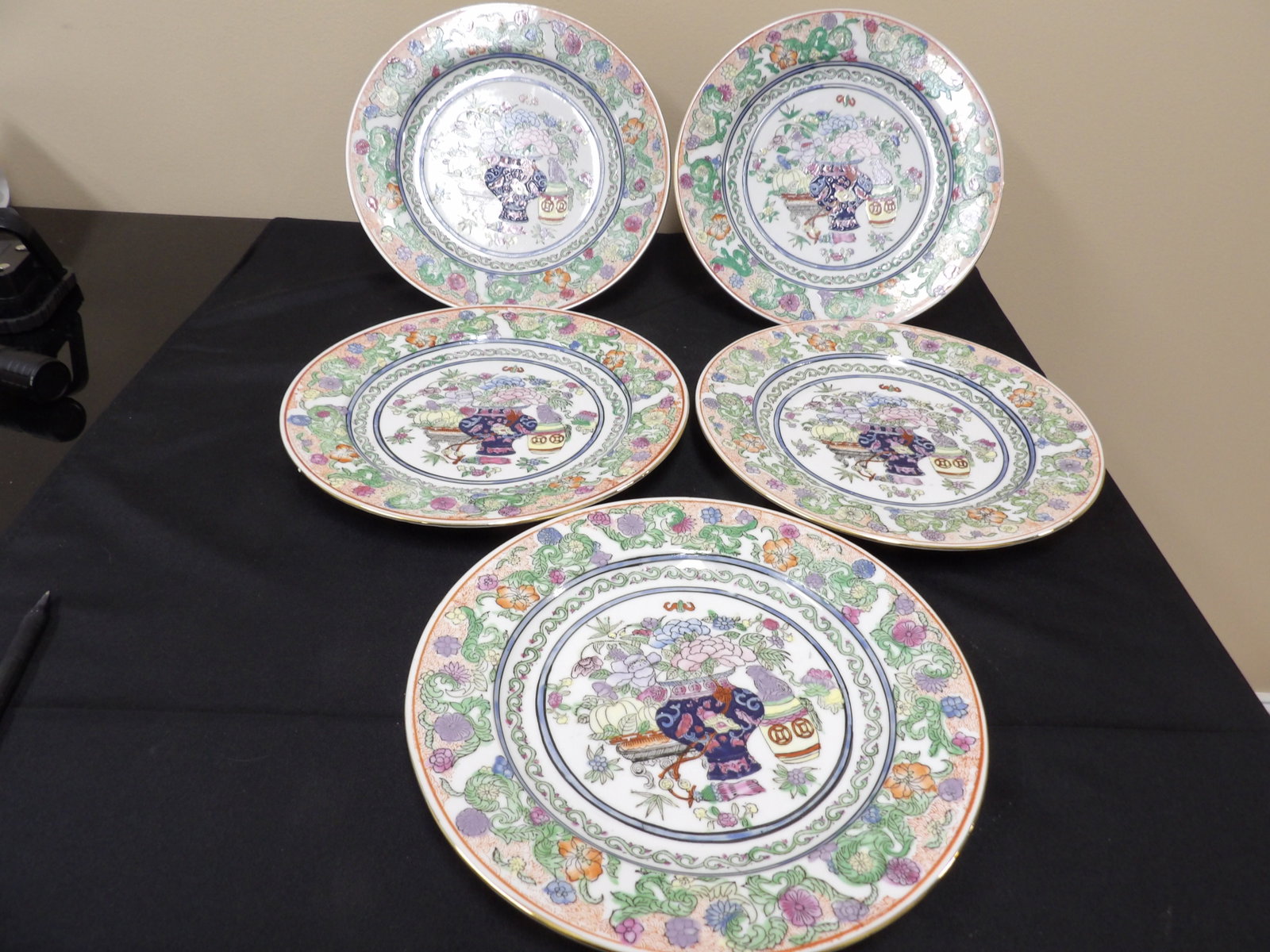 lot of 5 Chinese porcelain plates with floral and vignette decoration and Qing dynasty Qianlong mark (1 of 7)