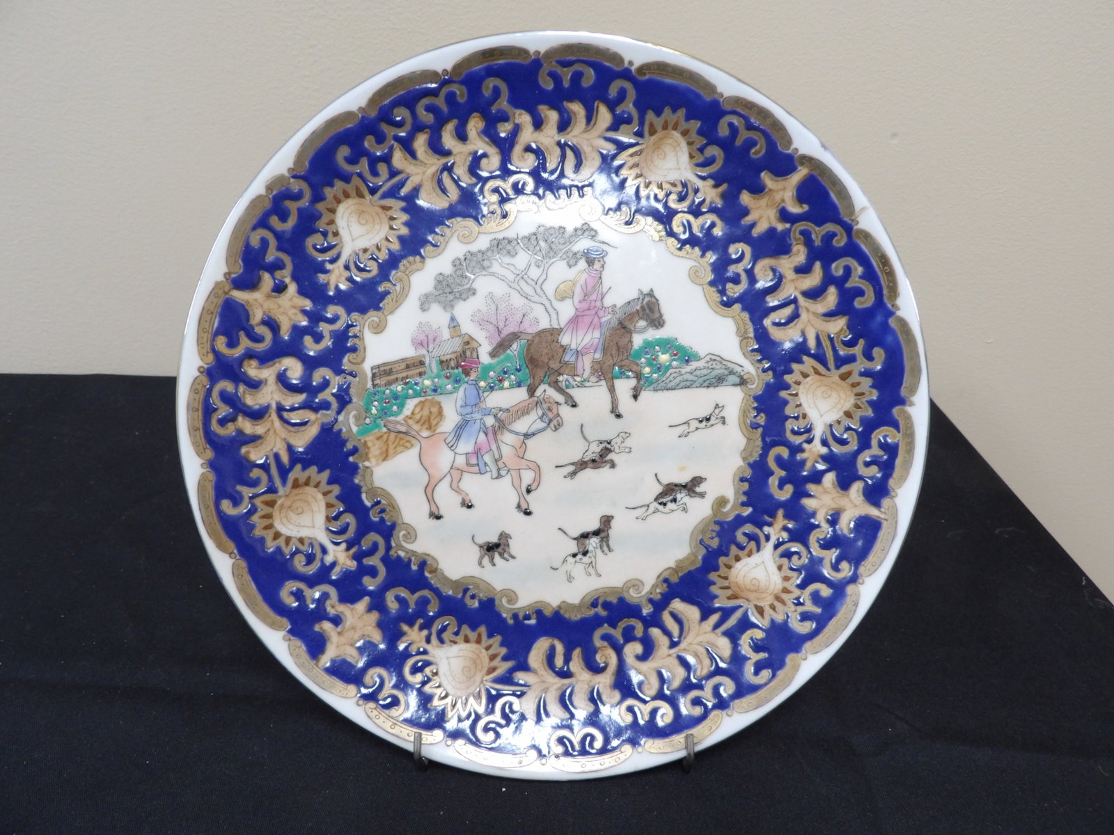 Chinese export porcelain plate with hunting scene: 10.3 inches diameter.