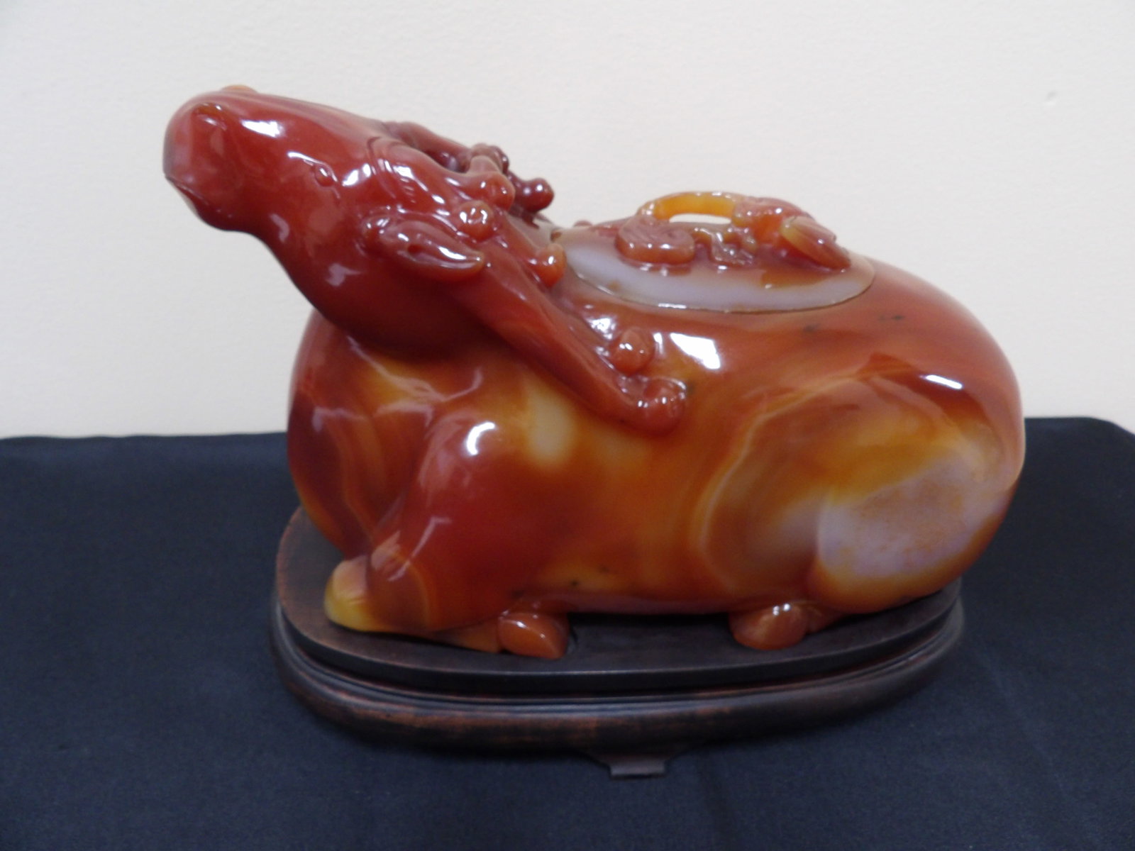 Stunning Chinese water buffalo shaped carved carnelian lidded jar: 9 inches length. 5.7 lbs not including wooden base. We will inhouse ship items to you very affordable and efficient. Select self-arrange shipping.